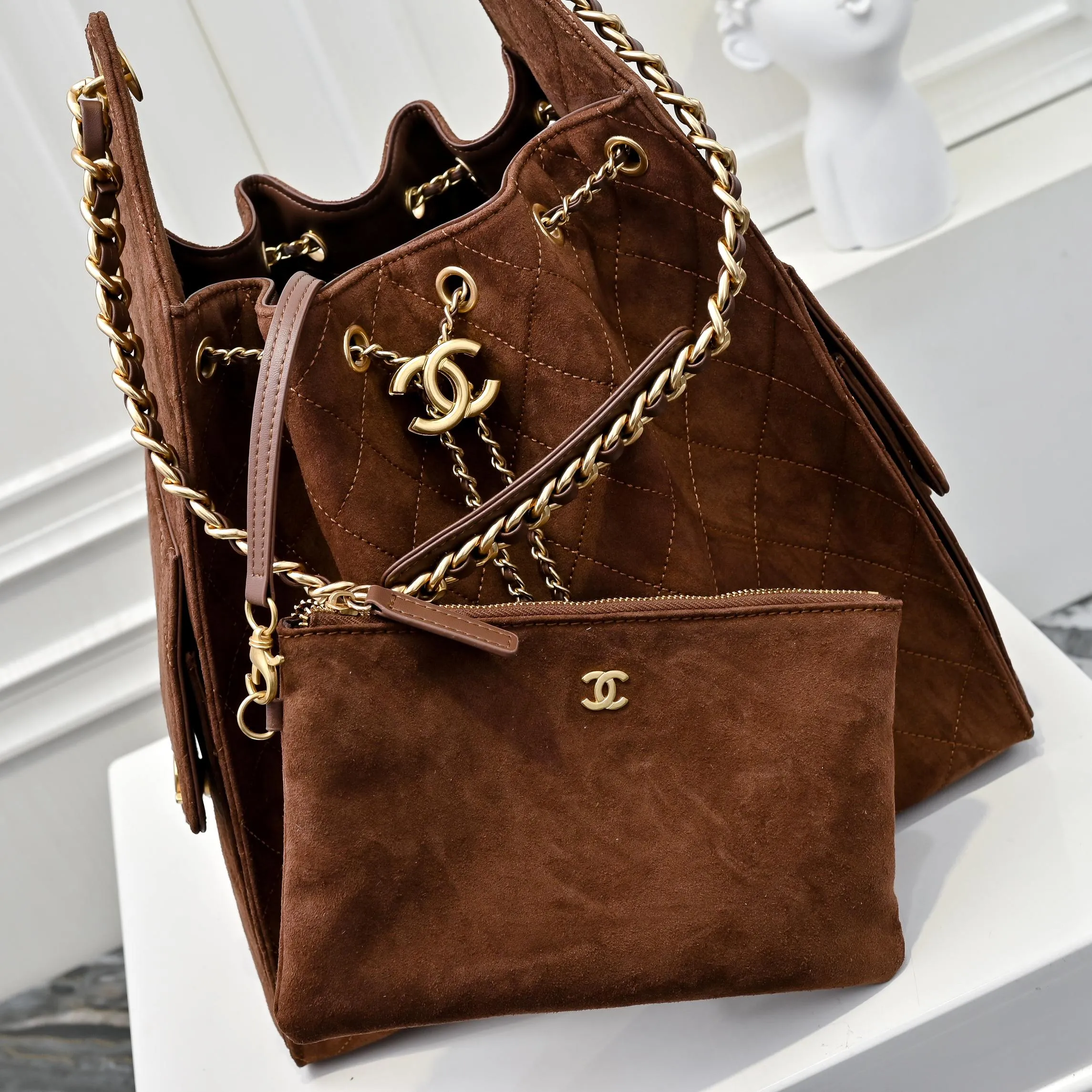 💰620￥Large size upgraded chanel 25c bag king suede cowhide hobo armpit bag hippie armpit bag large retro gold coin button drawstring bucket bag + rhombus pattern + retro black gold classic chain design, full of luxury! A must-have for daily travel, with exquisite appearance and delicate texture, it can be easily worn in both casual and formal occasions. Size: 40x30x15cm Style No.: 7073 Material: Matte cowhide