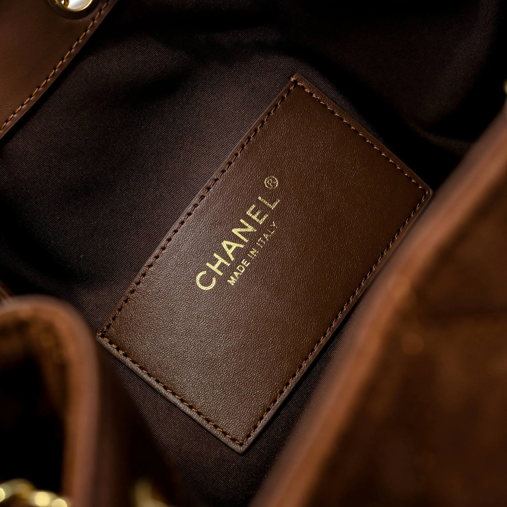 💰620￥Large size upgraded chanel 25c bag king suede cowhide hobo armpit bag hippie armpit bag large retro gold coin button drawstring bucket bag + rhombus pattern + retro black gold classic chain design, full of luxury! A must-have for daily travel, with exquisite appearance and delicate texture, it can be easily worn in both casual and formal occasions. Size: 40x30x15cm Style No.: 7073 Material: Matte cowhide