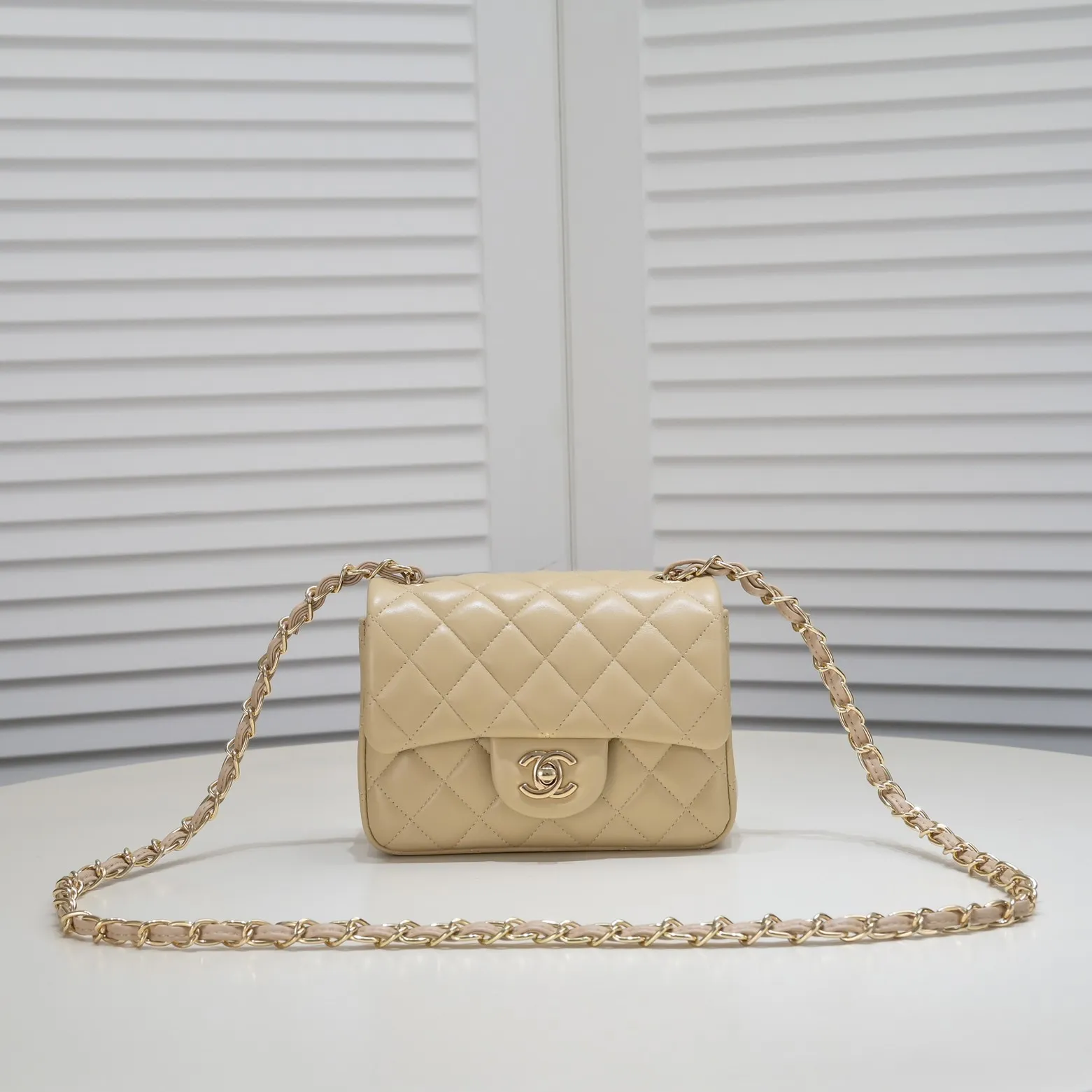 💰310￥Apricot Chanel🔺🚴🏼💸Choose high-quality sheepskin🌺Original split version to create one to one 💯The hand feel is first-class, 🌲The camera-shaped inspired design fully embodies perfection! [Qiang] [Qiang] Integrates art and practicality, [Ladybug] Gorgeous and low-key plump 💯📨📨Classic is irresistible, ♒ You have to receive it to understand ✈✈🍭🍭Insist on high quality and low price🐟🐟, model number: 1115, size: 17.5*13*5 cm