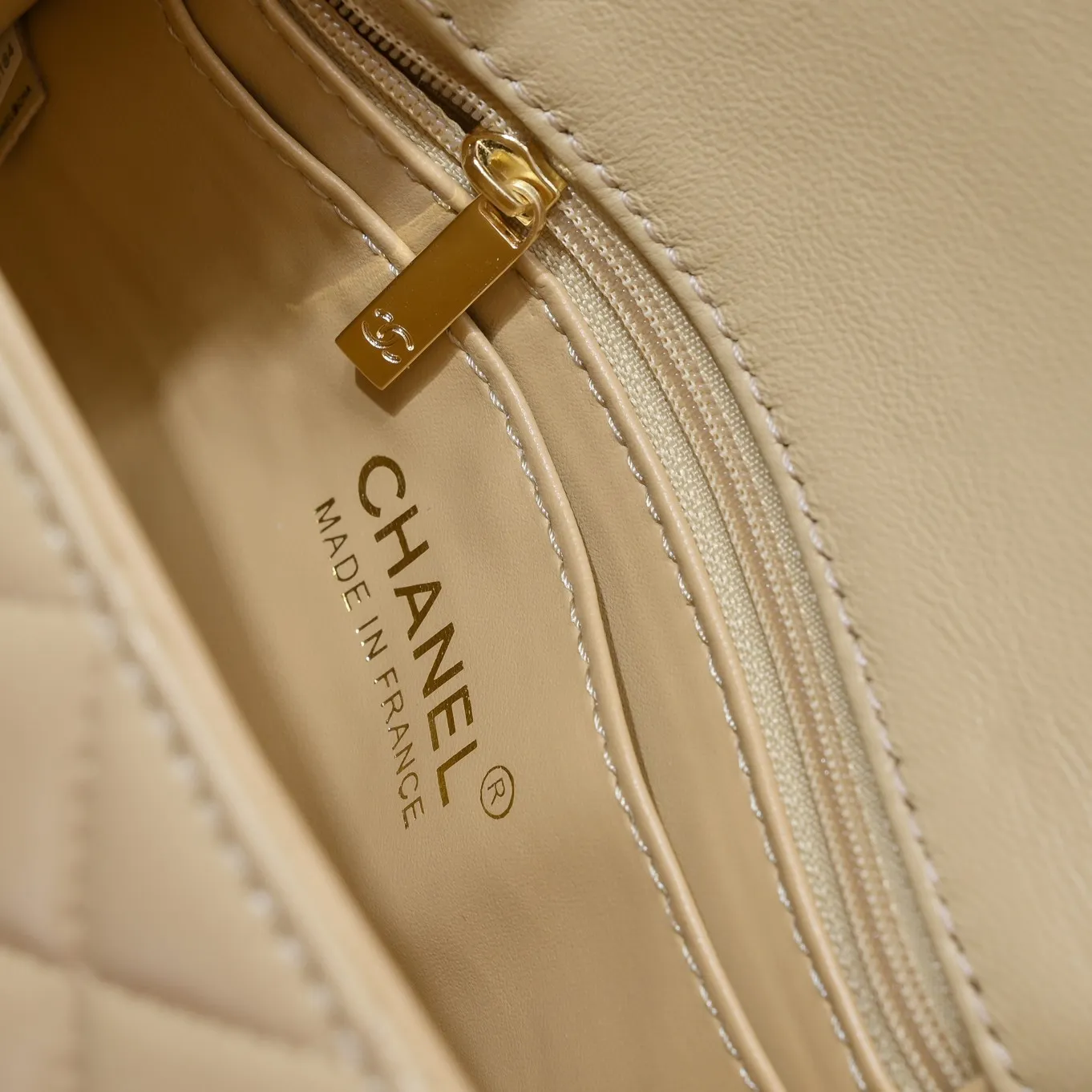 💰310￥Apricot Chanel🔺🚴🏼💸Choose high-quality sheepskin🌺Original split version to create one to one 💯The hand feel is first-class, 🌲The camera-shaped inspired design fully embodies perfection! [Qiang] [Qiang] Integrates art and practicality, [Ladybug] Gorgeous and low-key plump 💯📨📨Classic is irresistible, ♒ You have to receive it to understand ✈✈🍭🍭Insist on high quality and low price🐟🐟, model number: 1115, size: 17.5*13*5 cm