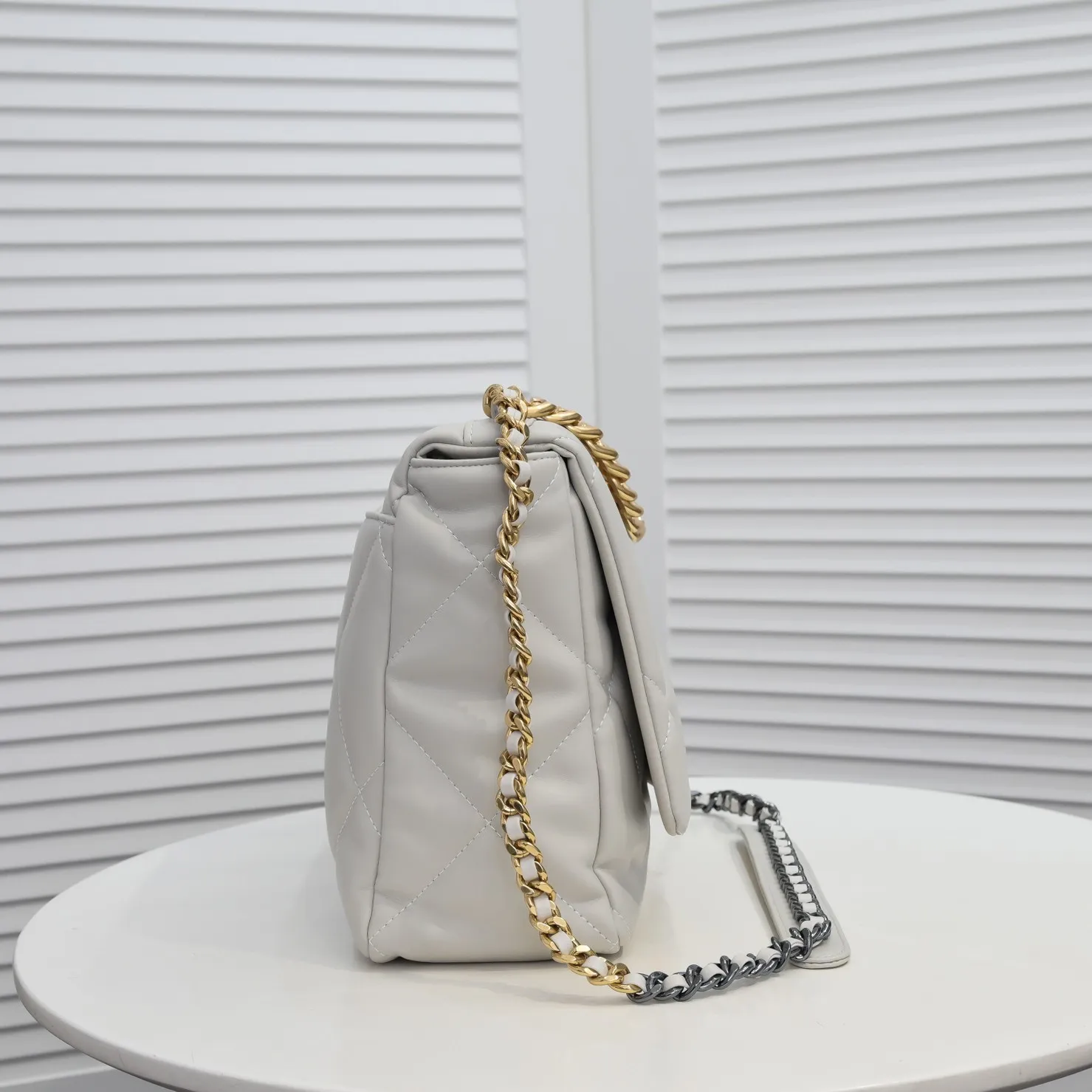 💰480￥The latest popular model of Chanel in off-white large size has been shipped📣📣Synchronized with counters🤭Imported cowhide🐂feels very soft. The upper body effect is super good, it can be carried by hand, on one shoulder or cross-body, showing the elegance and charm of women. Hurry up and get it. Style number: 9012. Size: 36*24*14cm.