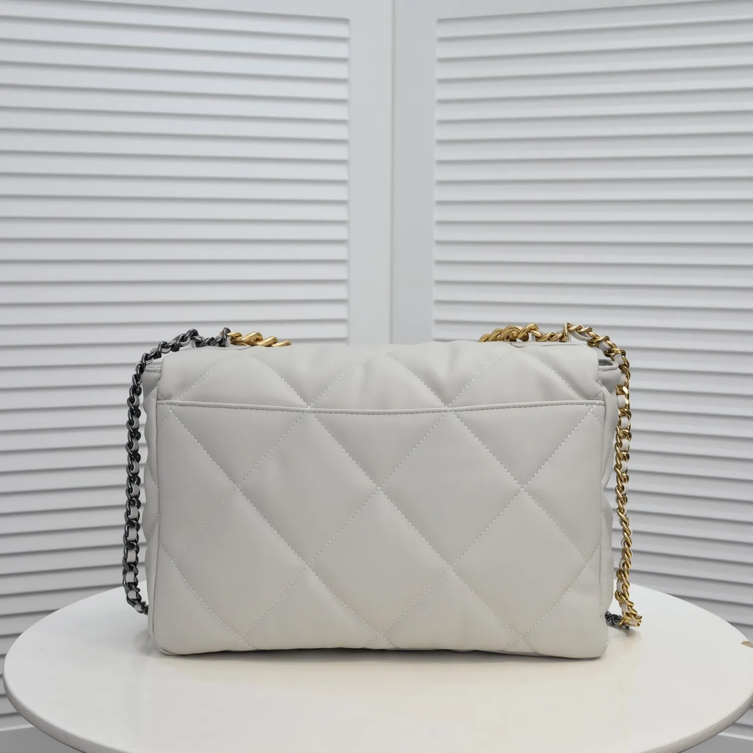 💰480￥The latest popular model of Chanel in off-white large size has been shipped📣📣Synchronized with counters🤭Imported cowhide🐂feels very soft. The upper body effect is super good, it can be carried by hand, on one shoulder or cross-body, showing the elegance and charm of women. Hurry up and get it. Style number: 9012. Size: 36*24*14cm.