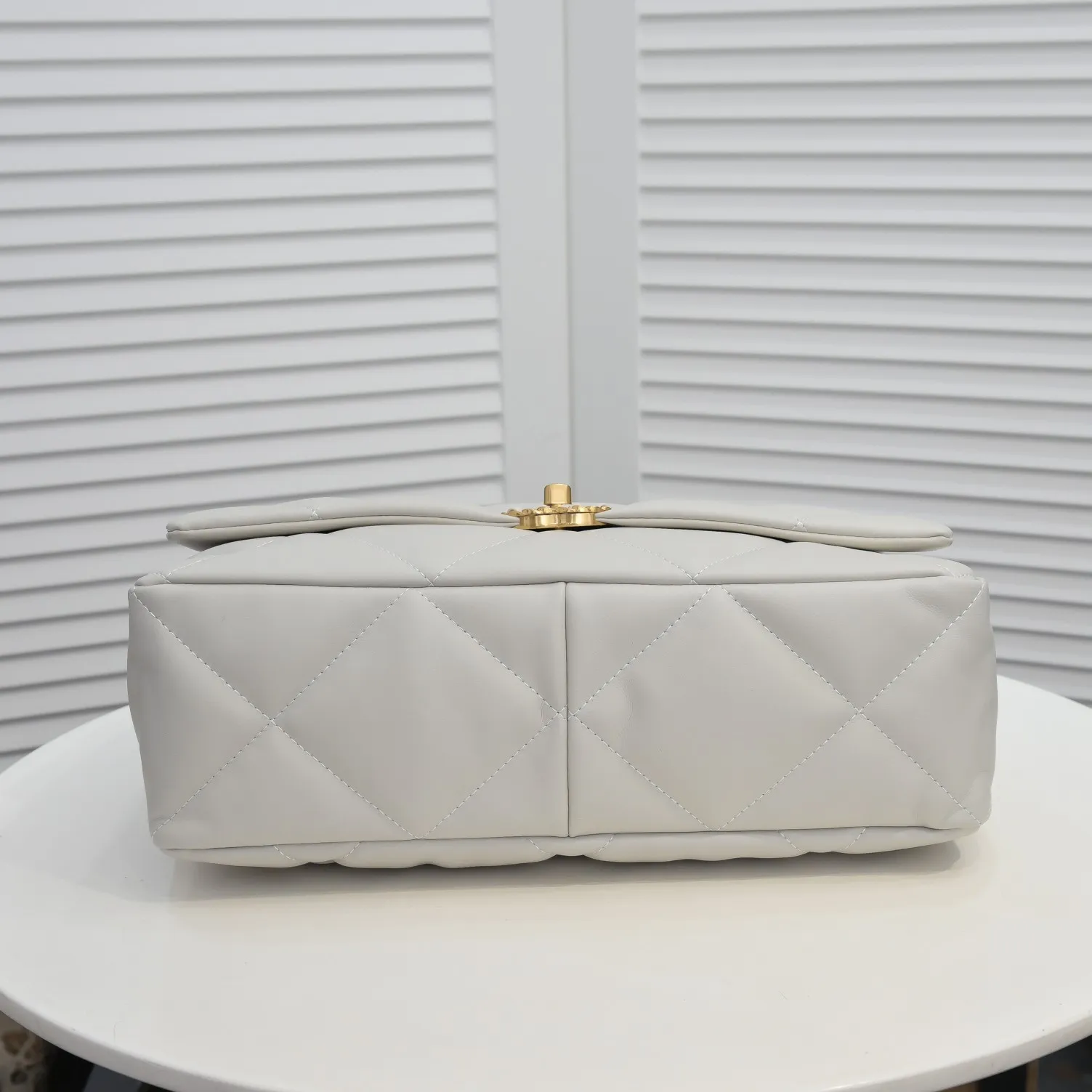 💰480￥The latest popular model of Chanel in off-white large size has been shipped📣📣Synchronized with counters🤭Imported cowhide🐂feels very soft. The upper body effect is super good, it can be carried by hand, on one shoulder or cross-body, showing the elegance and charm of women. Hurry up and get it. Style number: 9012. Size: 36*24*14cm.