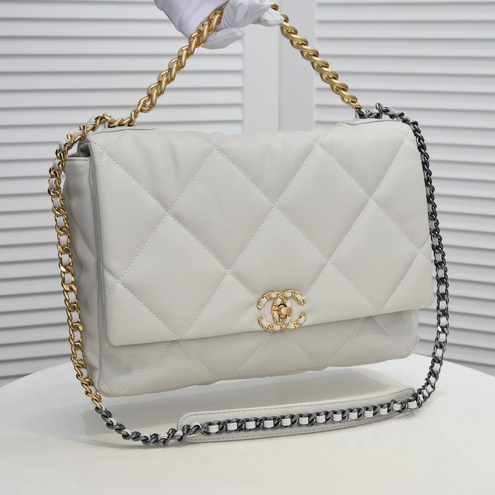 💰480￥The latest popular model of Chanel in off-white large size has been shipped📣📣Synchronized with counters🤭Imported cowhide🐂feels very soft. The upper body effect is super good, it can be carried by hand, on one shoulder or cross-body, showing the elegance and charm of women. Hurry up and get it. Style number: 9012. Size: 36*24*14cm.