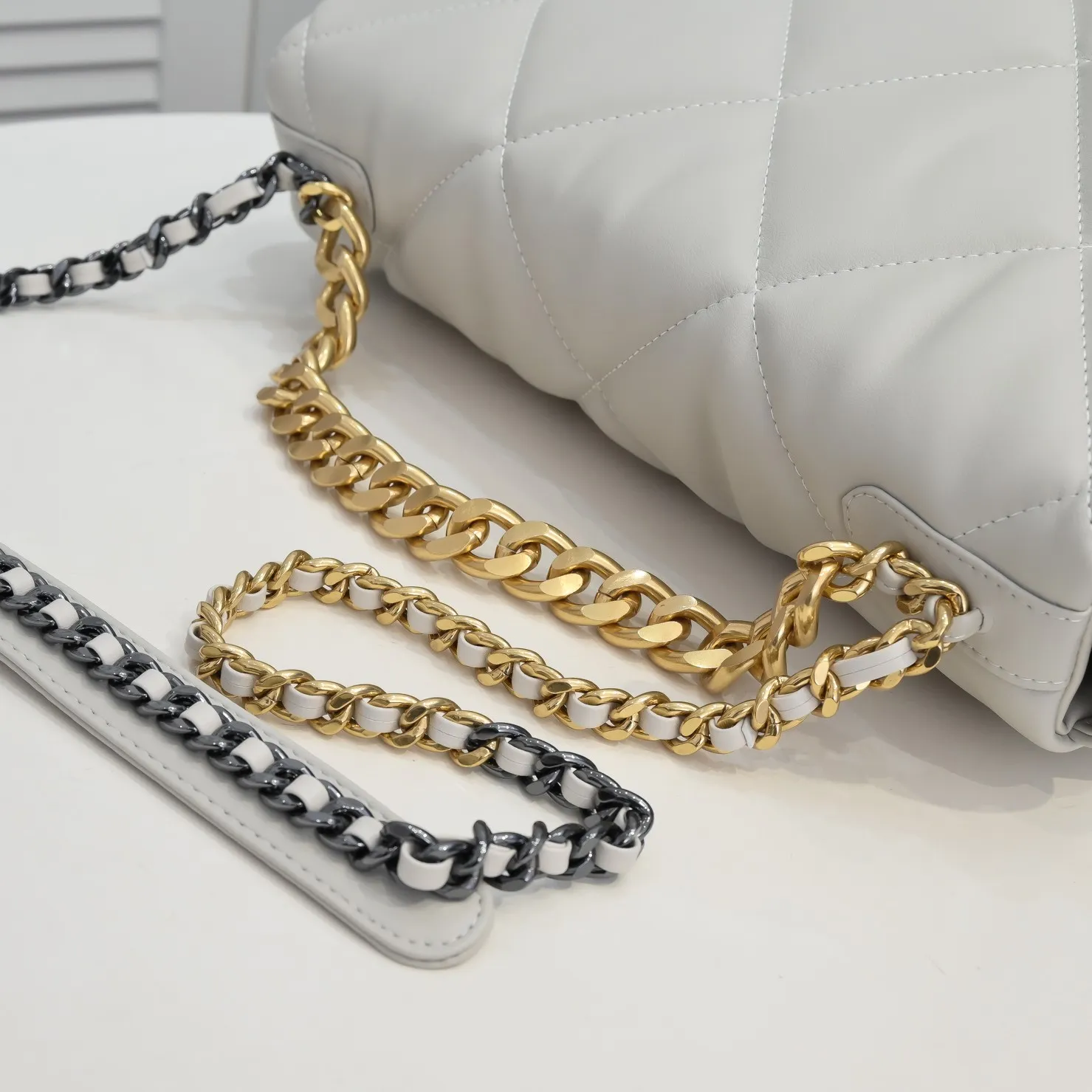 💰480￥The latest popular model of Chanel in off-white large size has been shipped📣📣Synchronized with counters🤭Imported cowhide🐂feels very soft. The upper body effect is super good, it can be carried by hand, on one shoulder or cross-body, showing the elegance and charm of women. Hurry up and get it. Style number: 9012. Size: 36*24*14cm.