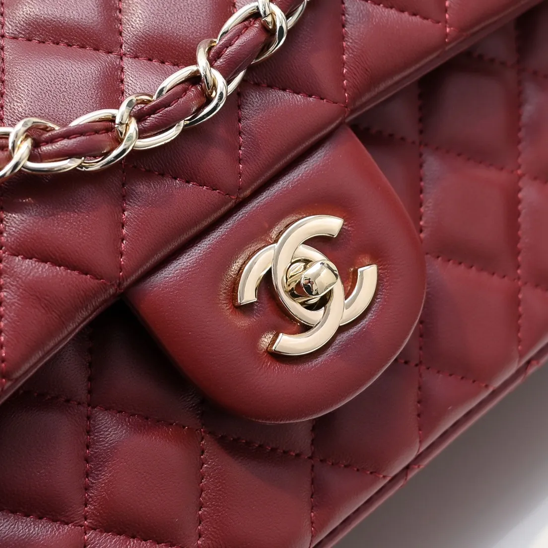 💰420￥Chanel🔥Exclusive quality real shot shipment✈️Official website updated simultaneously👑Chanel sheep pattern classic style with original hardware, summer style is coming💋CHANEL ‼ ️Crossbody bag, sheepskin with red lining🌸‼ ️ 🙈Fashion new favorite🙈 Size: 25.5*16*6.5. Style number: 1112 sheepskin