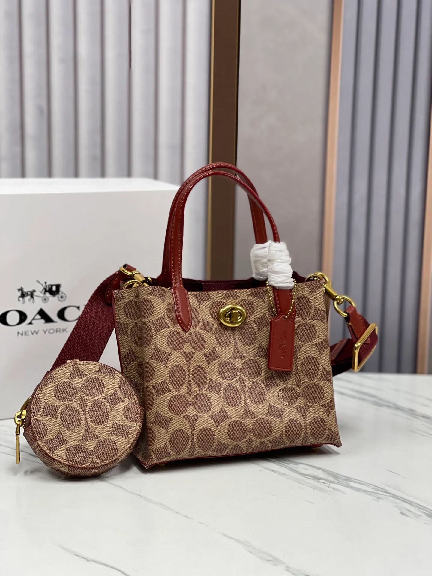 P440💰😍Coach’s new tote model of the Willow series, model CW459 CW550 18, is completely different from the previous ones! This one matches the latest casual style with wide width and logo, and this is the only one with a coin bag, which is super special. Size: 18*10*14
