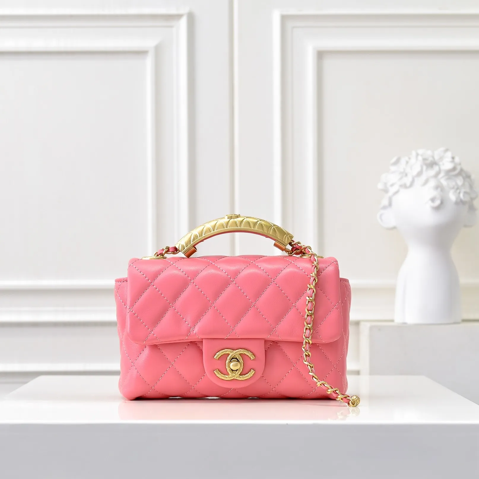💰430￥👑Chanel24B’s latest metal adjustable flap bag, the shoulder strap can be adjusted in a variety of carrying methods, it can be worn on one shoulder or cross-body. I love it. The texture of the lambskin is really soft! Size: 19x12cm, style number: 1218