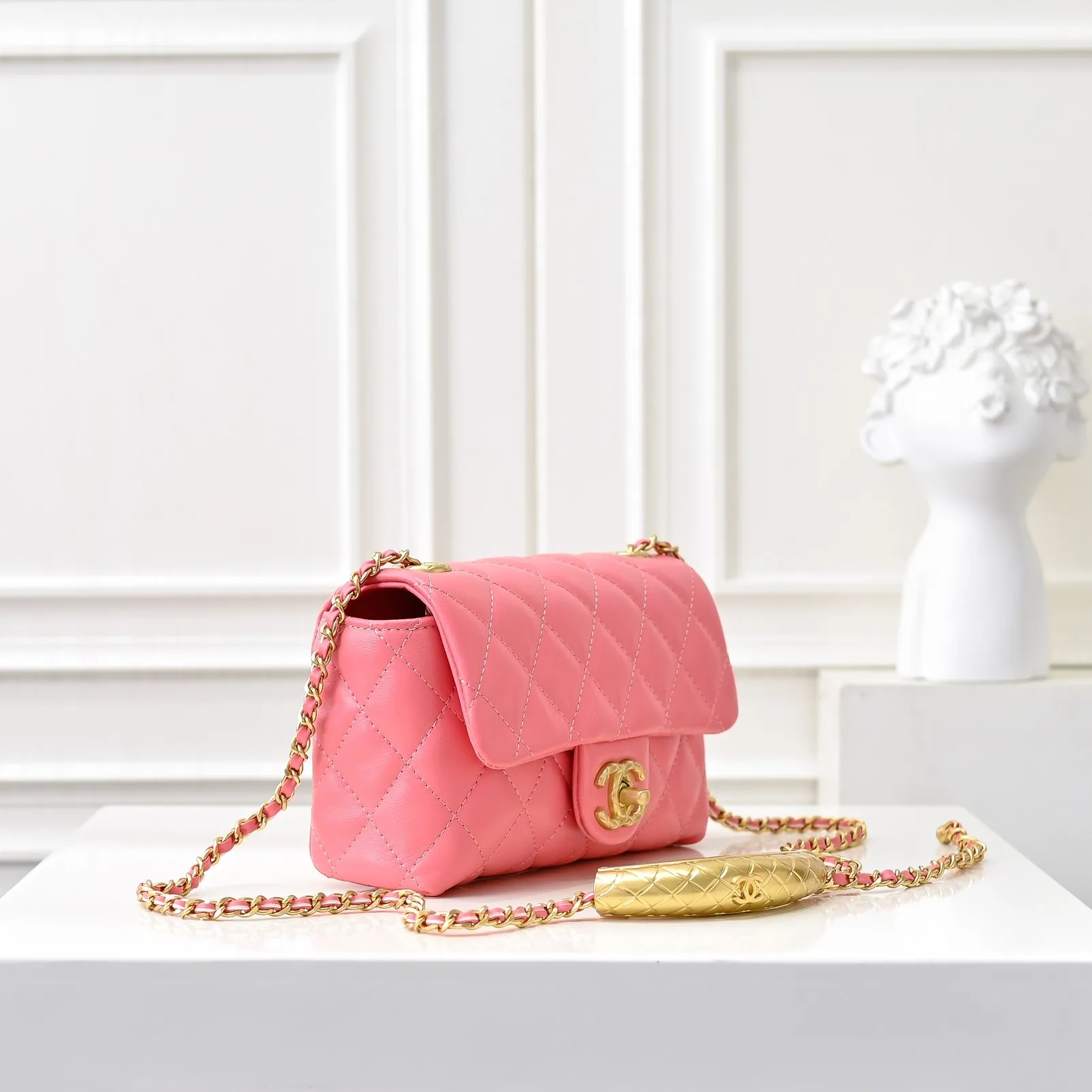 💰430￥👑Chanel24B’s latest metal adjustable flap bag, the shoulder strap can be adjusted in a variety of carrying methods, it can be worn on one shoulder or cross-body. I love it. The texture of the lambskin is really soft! Size: 19x12cm, style number: 1218