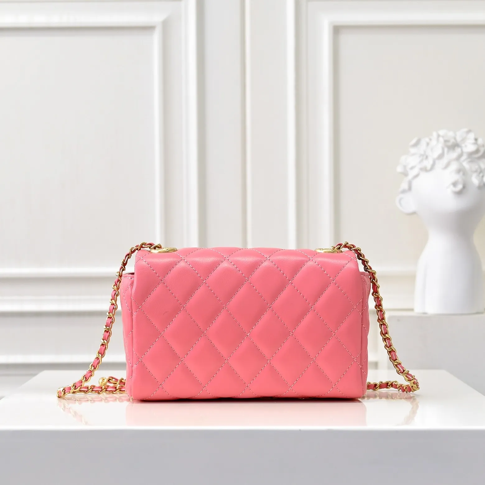 💰430￥👑Chanel24B’s latest metal adjustable flap bag, the shoulder strap can be adjusted in a variety of carrying methods, it can be worn on one shoulder or cross-body. I love it. The texture of the lambskin is really soft! Size: 19x12cm, style number: 1218