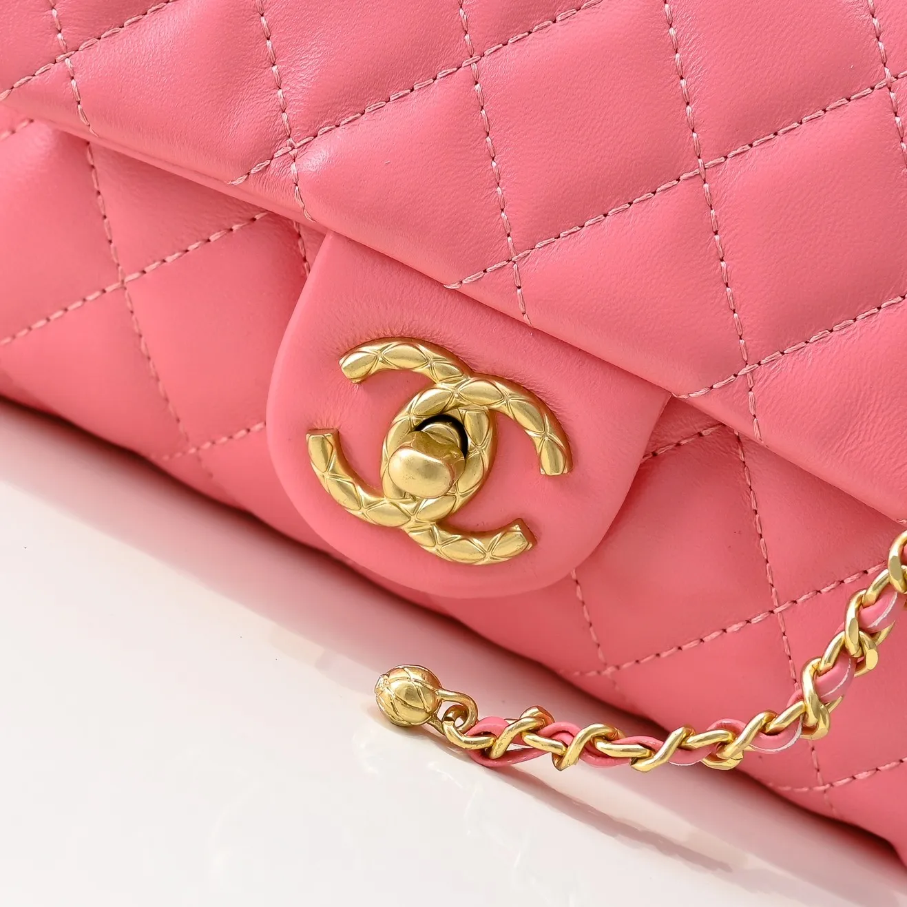 💰430￥👑Chanel24B’s latest metal adjustable flap bag, the shoulder strap can be adjusted in a variety of carrying methods, it can be worn on one shoulder or cross-body. I love it. The texture of the lambskin is really soft! Size: 19x12cm, style number: 1218