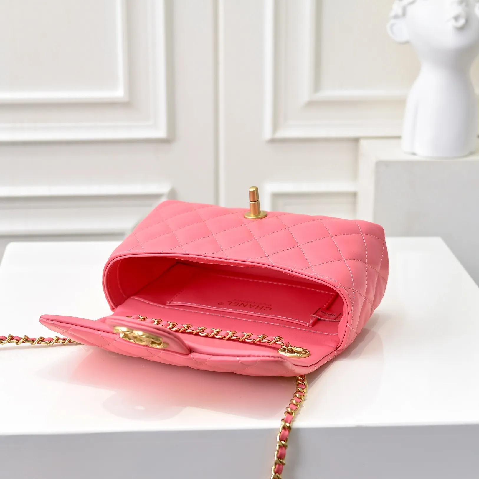 💰430￥👑Chanel24B’s latest metal adjustable flap bag, the shoulder strap can be adjusted in a variety of carrying methods, it can be worn on one shoulder or cross-body. I love it. The texture of the lambskin is really soft! Size: 19x12cm, style number: 1218