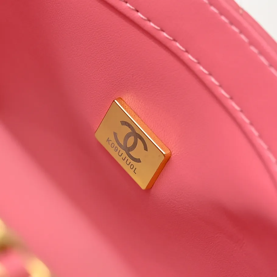 💰430￥👑Chanel24B’s latest metal adjustable flap bag, the shoulder strap can be adjusted in a variety of carrying methods, it can be worn on one shoulder or cross-body. I love it. The texture of the lambskin is really soft! Size: 19x12cm, style number: 1218