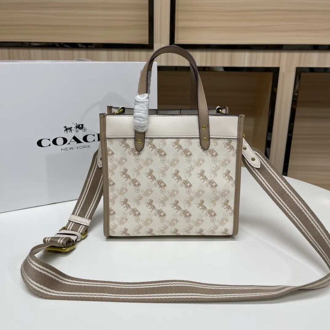 Batch 440💰coach/Coach new model C3866. Horse-drawn carriage color 💗 The all-time favorite Tote 22 new color pvc is super versatile regardless of color, size or style, size: 22*21*12 cm.