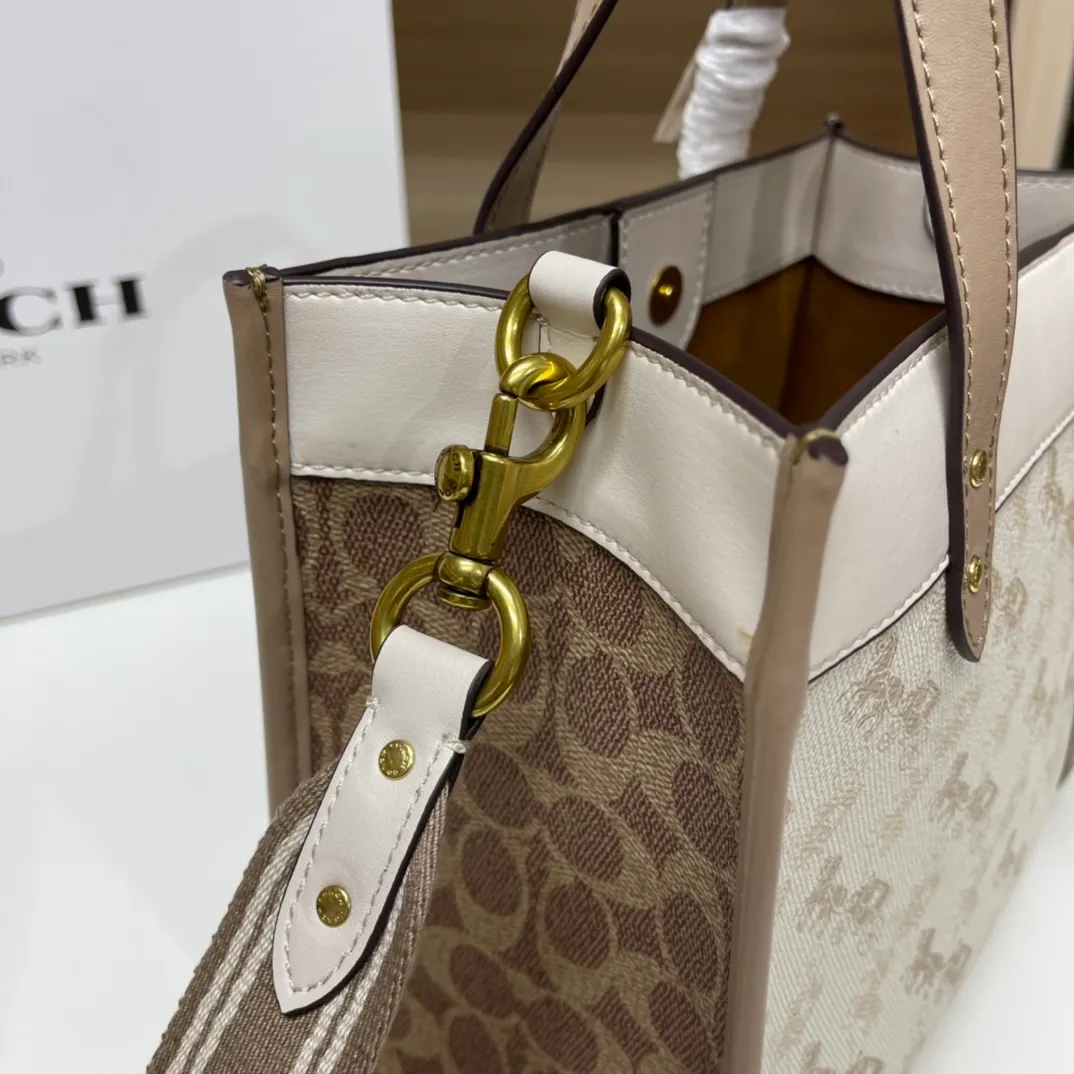 Batch 440💰coach/Coach new model C3866. Horse-drawn carriage color 💗 The all-time favorite Tote 22 new color pvc is super versatile regardless of color, size or style, size: 22*21*12 cm.