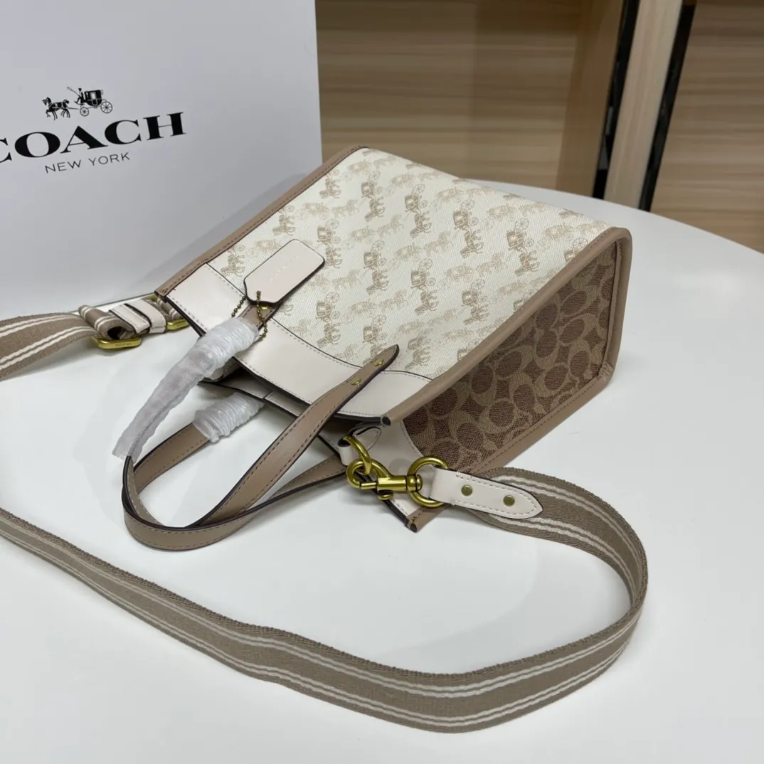 Batch 440💰coach/Coach new model C3866. Horse-drawn carriage color 💗 The all-time favorite Tote 22 new color pvc is super versatile regardless of color, size or style, size: 22*21*12 cm.