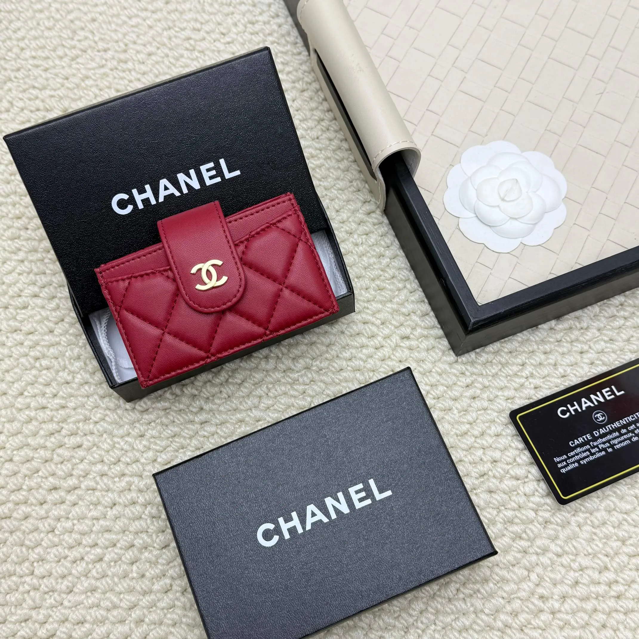 💰130 CHANEL Caviar Sheepskin Accord Card Holder, this card holder is different from ordinary card holders, with an accordion design [色色R], you can easily see each card without having to pull it out. The entire card holder has a total of six card slots, four of which can hold many cards😘😘😘 It is so beautiful, Xiangxiang is really good at designing this card holder, number AT600. Dimensions: Width 10*Height 6*Thickness 2