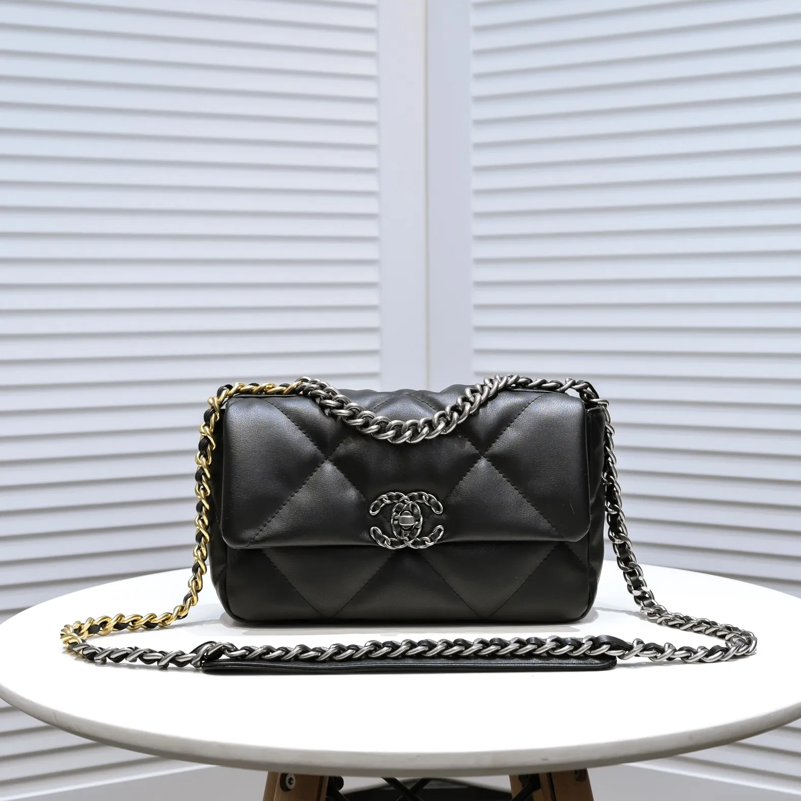 💰370￥ Chanel’s latest hot model in small black size is now available📣📣Synchronized at counters🤭Imported cowhide🐂feels very soft. The upper body effect is super good, it can be carried by hand, on one shoulder or cross-body, showing the elegance and charm of women. Hurry up and get it. Style number: 9010. Size: 26*16*10cm.