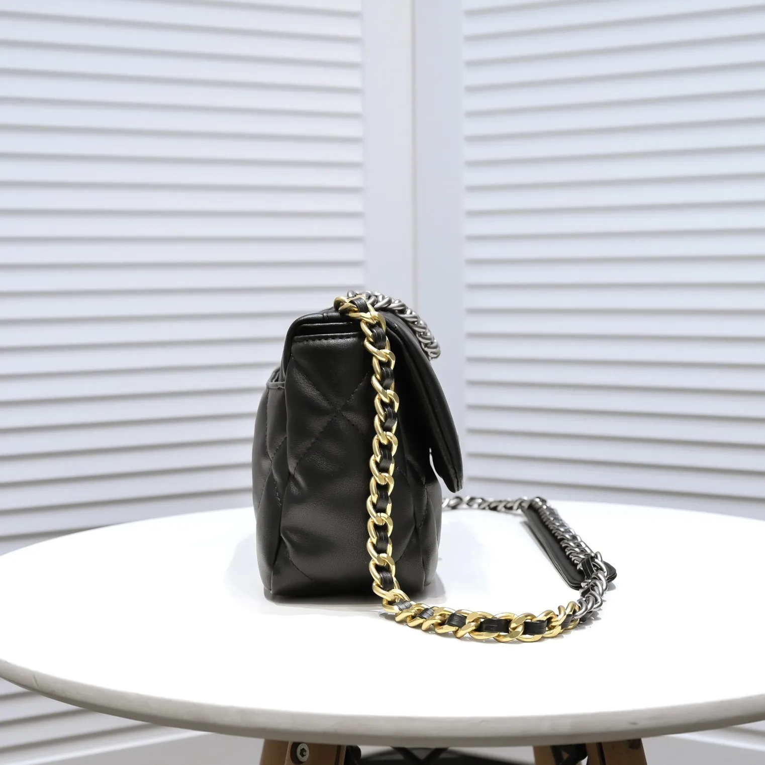 💰370￥ Chanel’s latest hot model in small black size is now available📣📣Synchronized at counters🤭Imported cowhide🐂feels very soft. The upper body effect is super good, it can be carried by hand, on one shoulder or cross-body, showing the elegance and charm of women. Hurry up and get it. Style number: 9010. Size: 26*16*10cm.