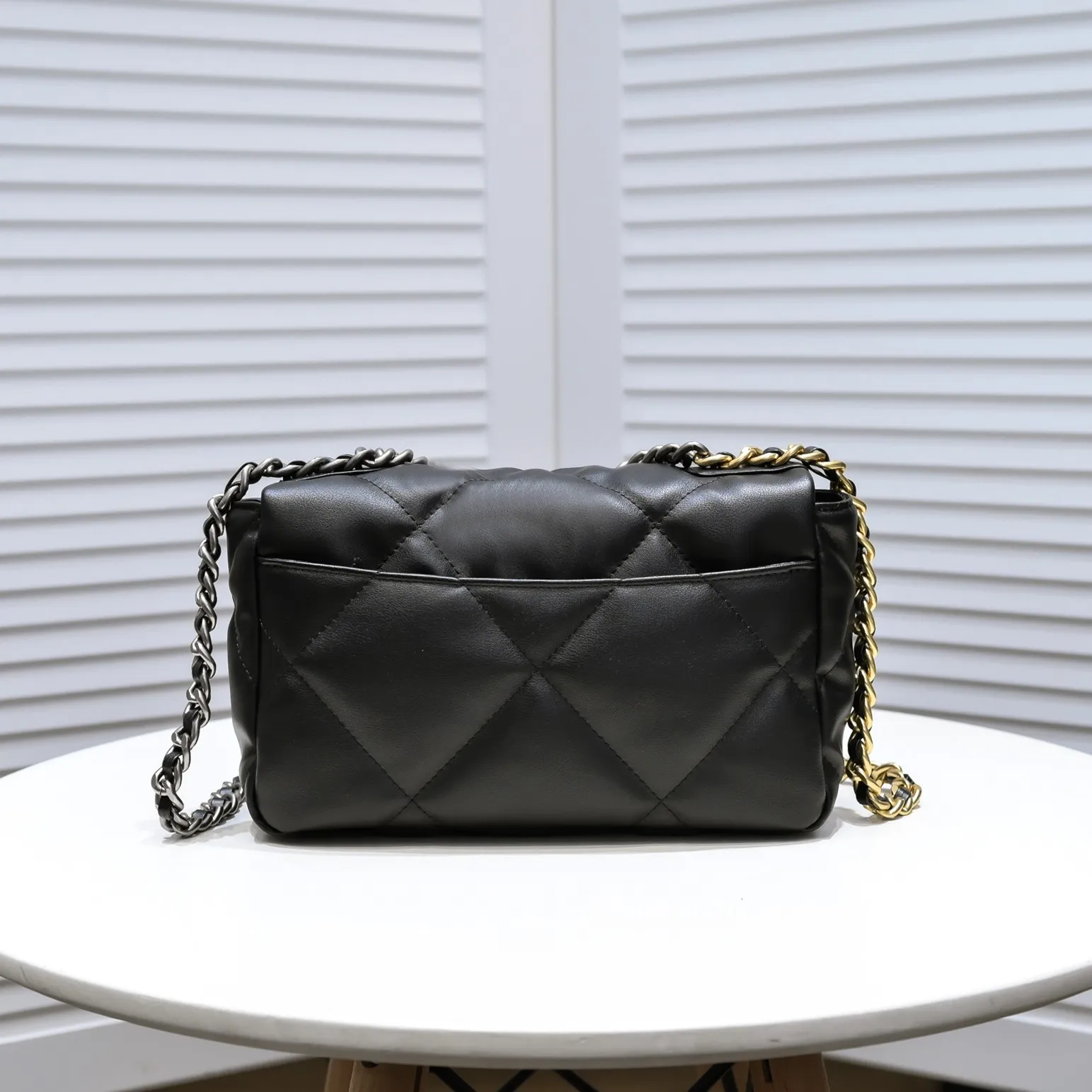 💰370￥ Chanel’s latest hot model in small black size is now available📣📣Synchronized at counters🤭Imported cowhide🐂feels very soft. The upper body effect is super good, it can be carried by hand, on one shoulder or cross-body, showing the elegance and charm of women. Hurry up and get it. Style number: 9010. Size: 26*16*10cm.