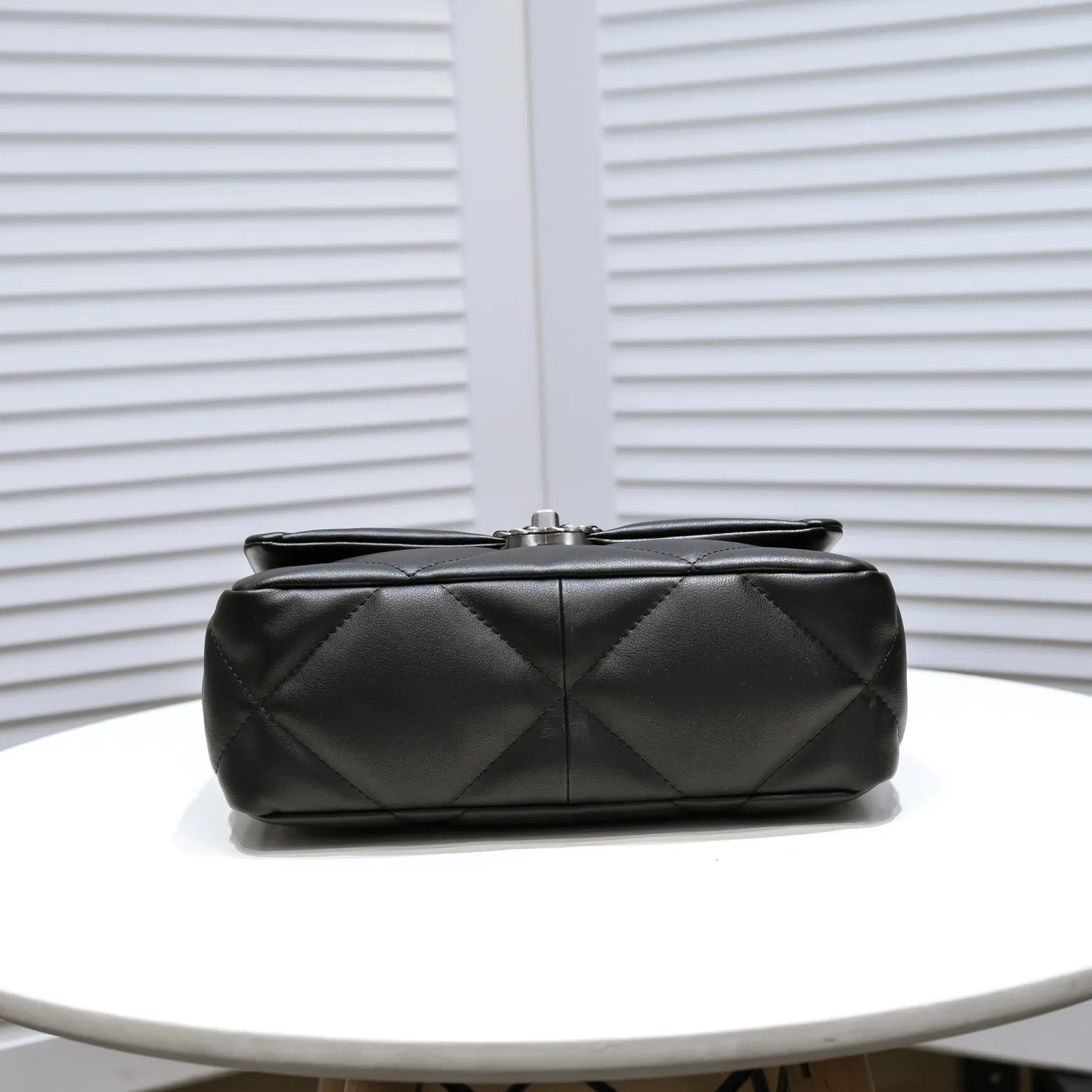 💰370￥ Chanel’s latest hot model in small black size is now available📣📣Synchronized at counters🤭Imported cowhide🐂feels very soft. The upper body effect is super good, it can be carried by hand, on one shoulder or cross-body, showing the elegance and charm of women. Hurry up and get it. Style number: 9010. Size: 26*16*10cm.