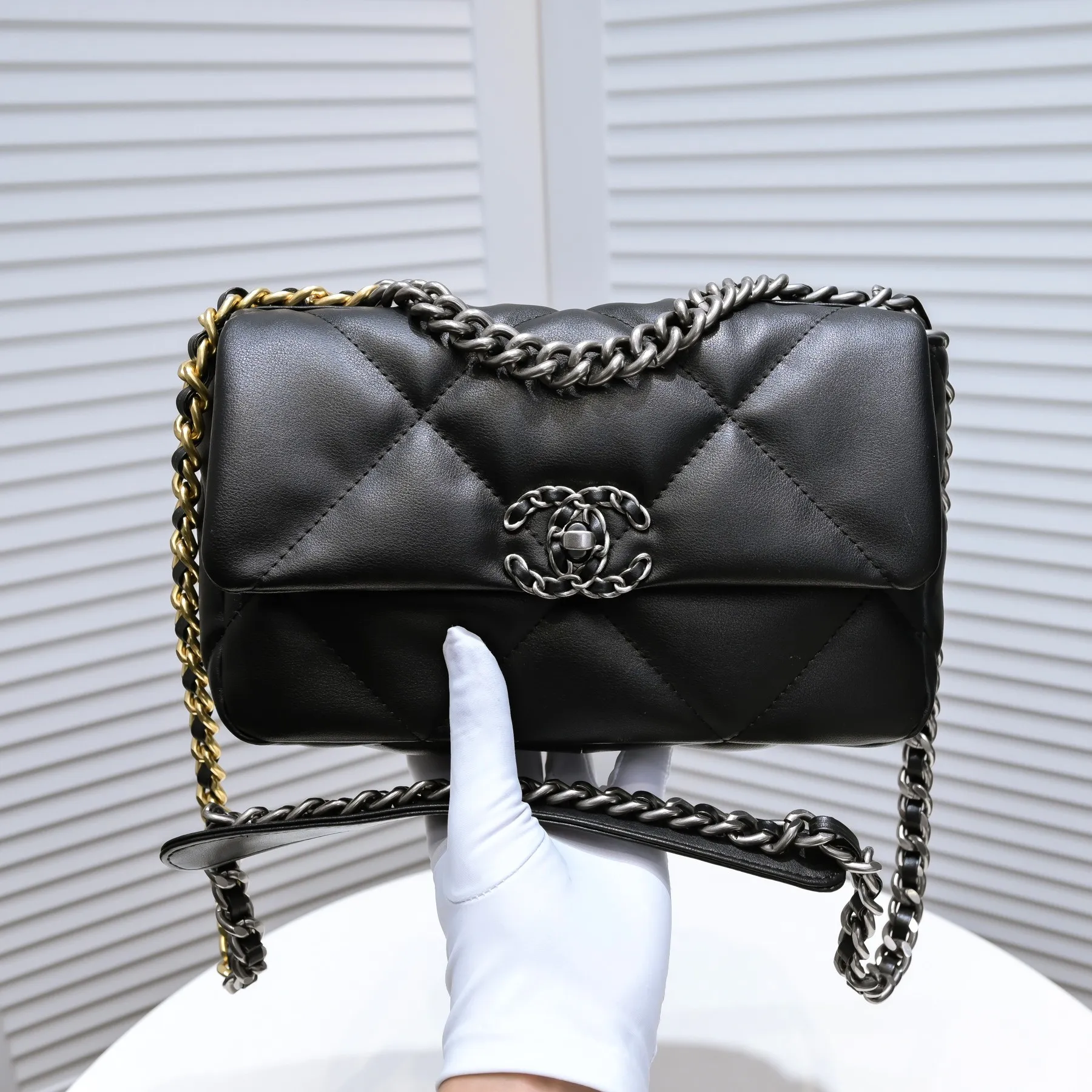 💰370￥ Chanel’s latest hot model in small black size is now available📣📣Synchronized at counters🤭Imported cowhide🐂feels very soft. The upper body effect is super good, it can be carried by hand, on one shoulder or cross-body, showing the elegance and charm of women. Hurry up and get it. Style number: 9010. Size: 26*16*10cm.