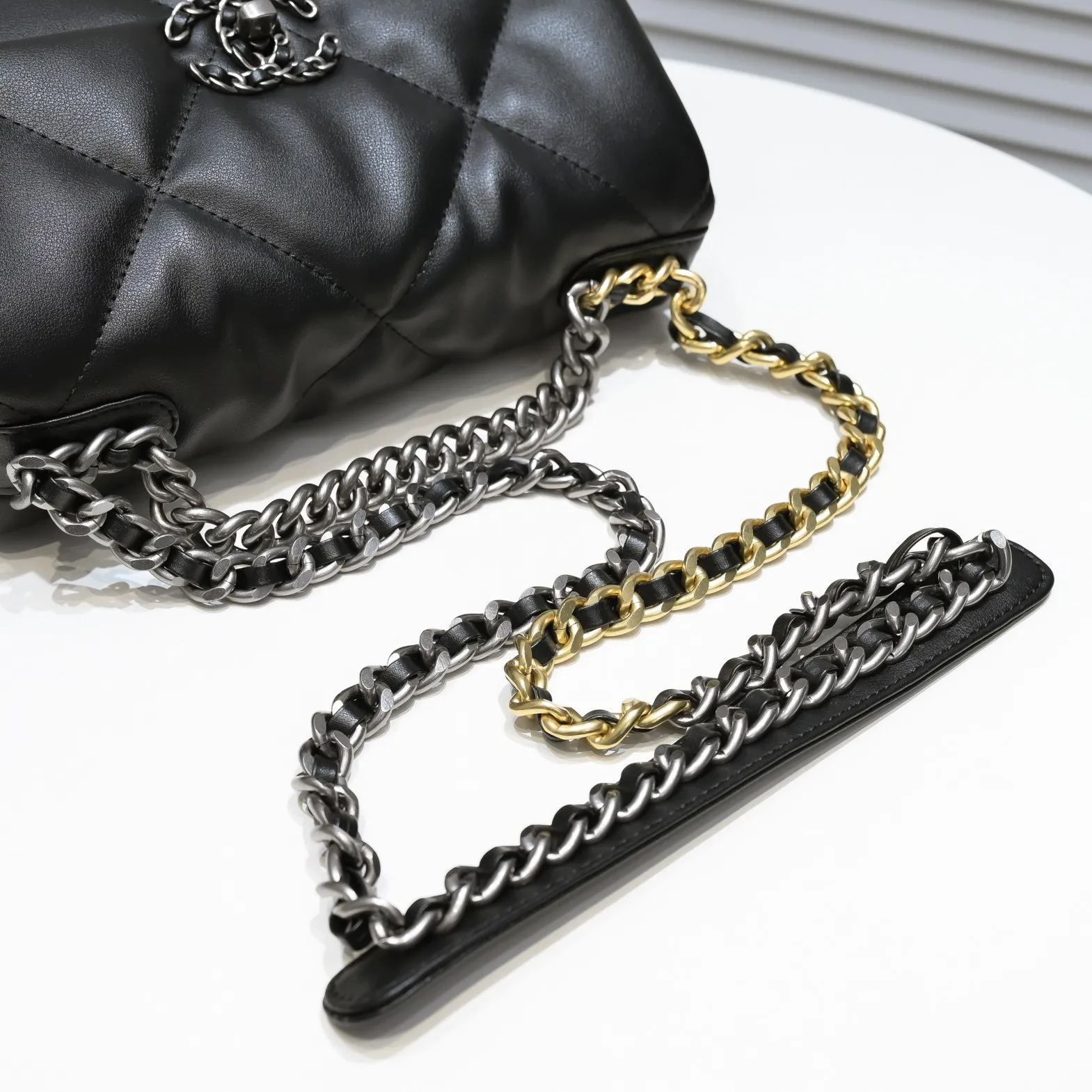 💰370￥ Chanel’s latest hot model in small black size is now available📣📣Synchronized at counters🤭Imported cowhide🐂feels very soft. The upper body effect is super good, it can be carried by hand, on one shoulder or cross-body, showing the elegance and charm of women. Hurry up and get it. Style number: 9010. Size: 26*16*10cm.