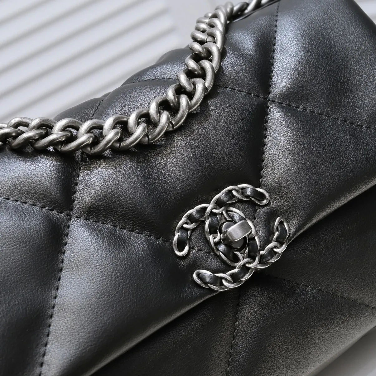 💰370￥ Chanel’s latest hot model in small black size is now available📣📣Synchronized at counters🤭Imported cowhide🐂feels very soft. The upper body effect is super good, it can be carried by hand, on one shoulder or cross-body, showing the elegance and charm of women. Hurry up and get it. Style number: 9010. Size: 26*16*10cm.