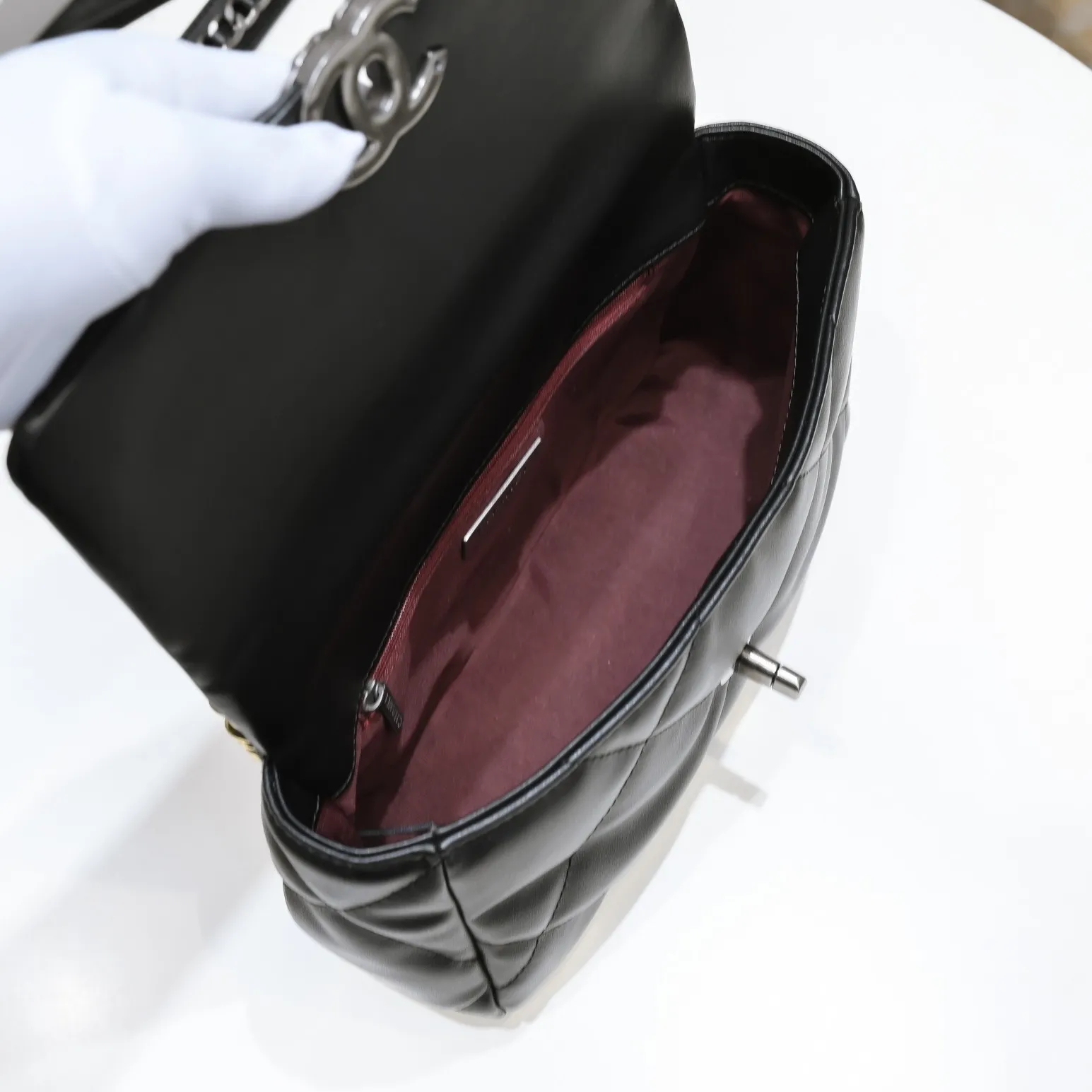 💰370￥ Chanel’s latest hot model in small black size is now available📣📣Synchronized at counters🤭Imported cowhide🐂feels very soft. The upper body effect is super good, it can be carried by hand, on one shoulder or cross-body, showing the elegance and charm of women. Hurry up and get it. Style number: 9010. Size: 26*16*10cm.