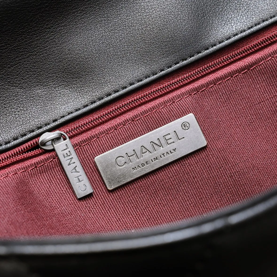 💰370￥ Chanel’s latest hot model in small black size is now available📣📣Synchronized at counters🤭Imported cowhide🐂feels very soft. The upper body effect is super good, it can be carried by hand, on one shoulder or cross-body, showing the elegance and charm of women. Hurry up and get it. Style number: 9010. Size: 26*16*10cm.