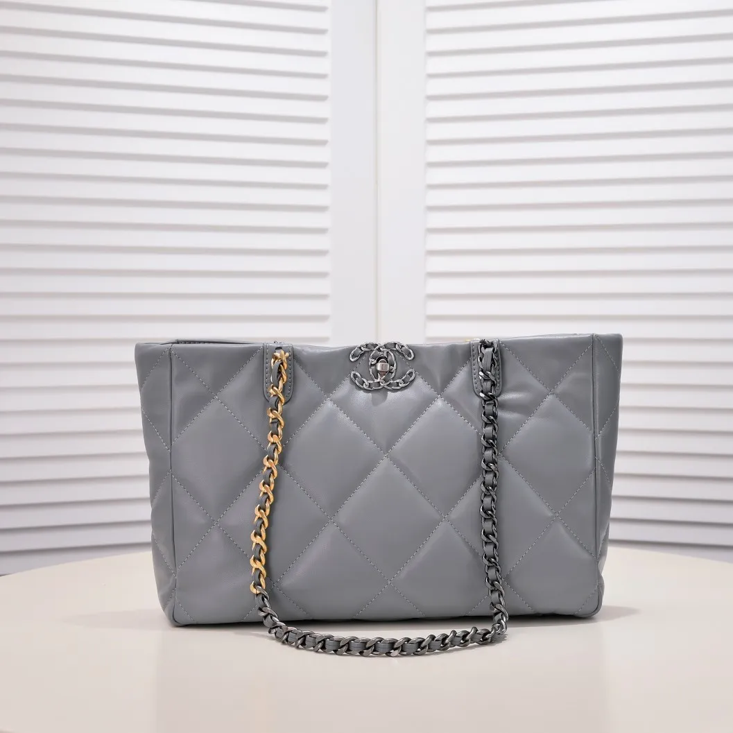 💰460￥Small size𝗖𝗛𝗔𝗡𝗘𝗟 𝟮𝟮𝗕 19𝑩𝑨𝑮 𝑻𝒐𝒕𝒆black gold Italian 🇮🇹 first-class [GR] lambskin🐑, feels delicate and soft, classic diamond pattern design is matched with leather-clad metal chains, gold has a high-end feel, this season's most classic black gold design, gathers all the elements of 19, super exquisite, soft and glutinous, a big bag of fried chicken is practical, deconstructs the classic bag shape, reshapes the trend and fashion, it is eye-catching, and it will last forever. Coding: 9091 Size: 38*22*8cm