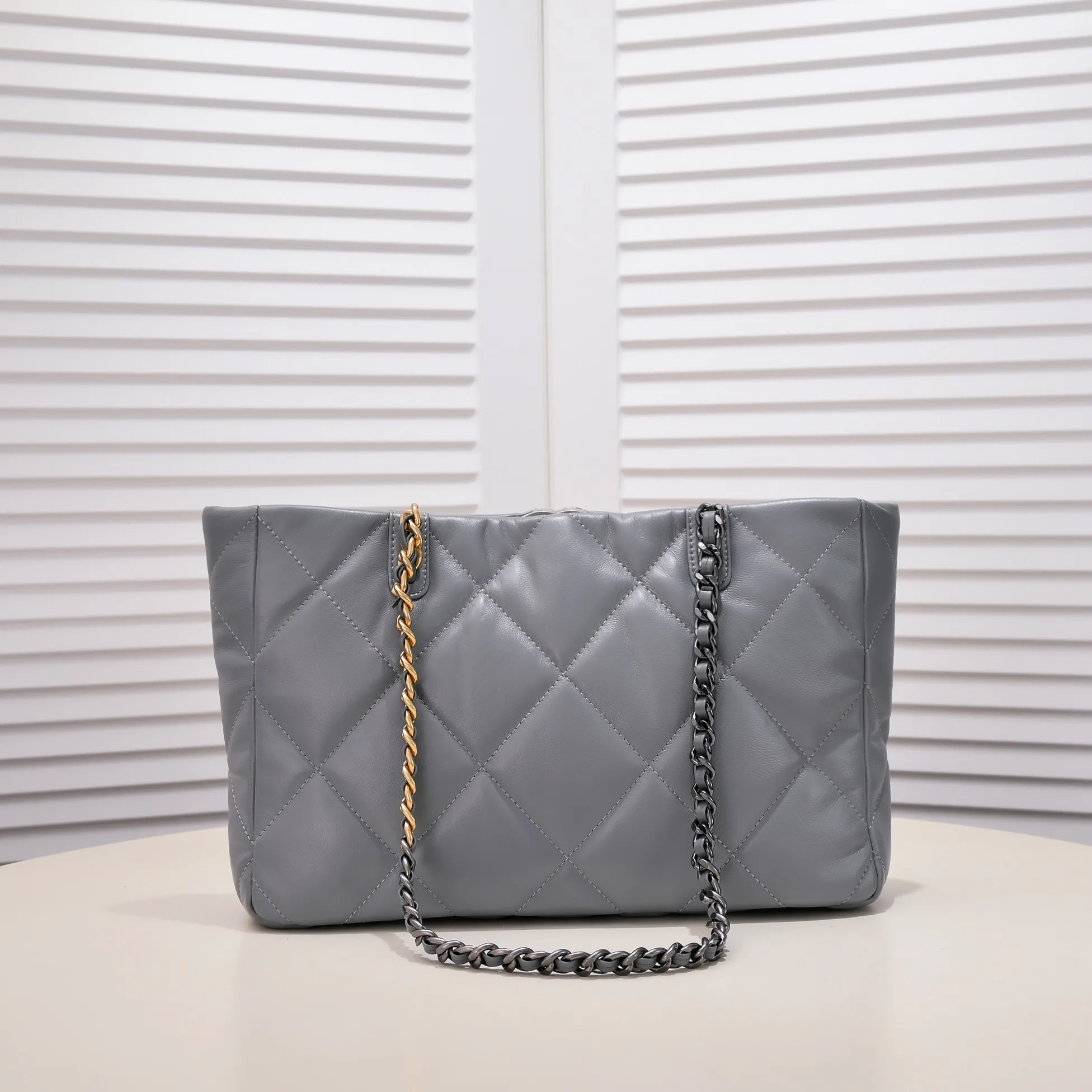💰460￥Small size𝗖𝗛𝗔𝗡𝗘𝗟 𝟮𝟮𝗕 19𝑩𝑨𝑮 𝑻𝒐𝒕𝒆black gold Italian 🇮🇹 first-class [GR] lambskin🐑, feels delicate and soft, classic diamond pattern design is matched with leather-clad metal chains, gold has a high-end feel, this season's most classic black gold design, gathers all the elements of 19, super exquisite, soft and glutinous, a big bag of fried chicken is practical, deconstructs the classic bag shape, reshapes the trend and fashion, it is eye-catching, and it will last forever. Coding: 9091 Size: 38*22*8cm