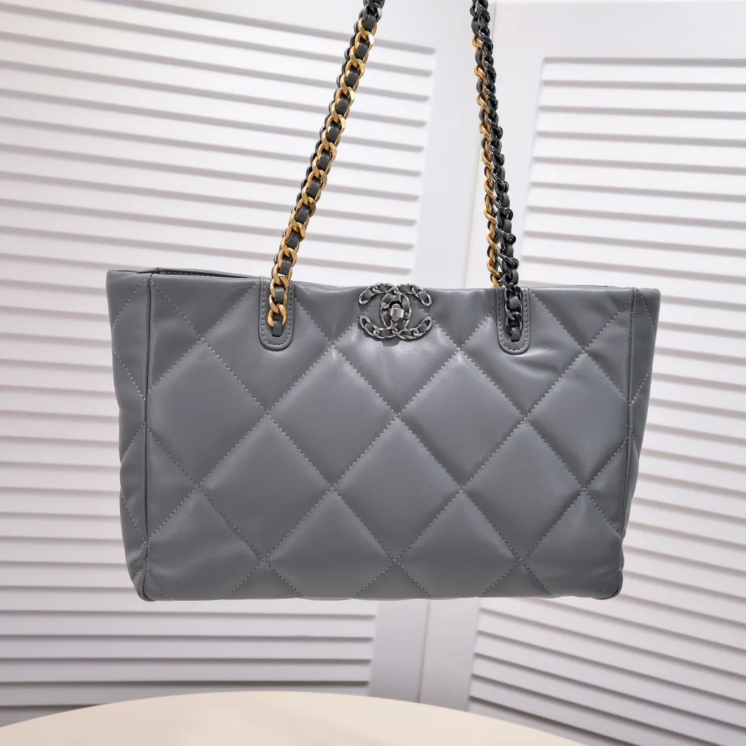 💰460￥Small size𝗖𝗛𝗔𝗡𝗘𝗟 𝟮𝟮𝗕 19𝑩𝑨𝑮 𝑻𝒐𝒕𝒆black gold Italian 🇮🇹 first-class [GR] lambskin🐑, feels delicate and soft, classic diamond pattern design is matched with leather-clad metal chains, gold has a high-end feel, this season's most classic black gold design, gathers all the elements of 19, super exquisite, soft and glutinous, a big bag of fried chicken is practical, deconstructs the classic bag shape, reshapes the trend and fashion, it is eye-catching, and it will last forever. Coding: 9091 Size: 38*22*8cm