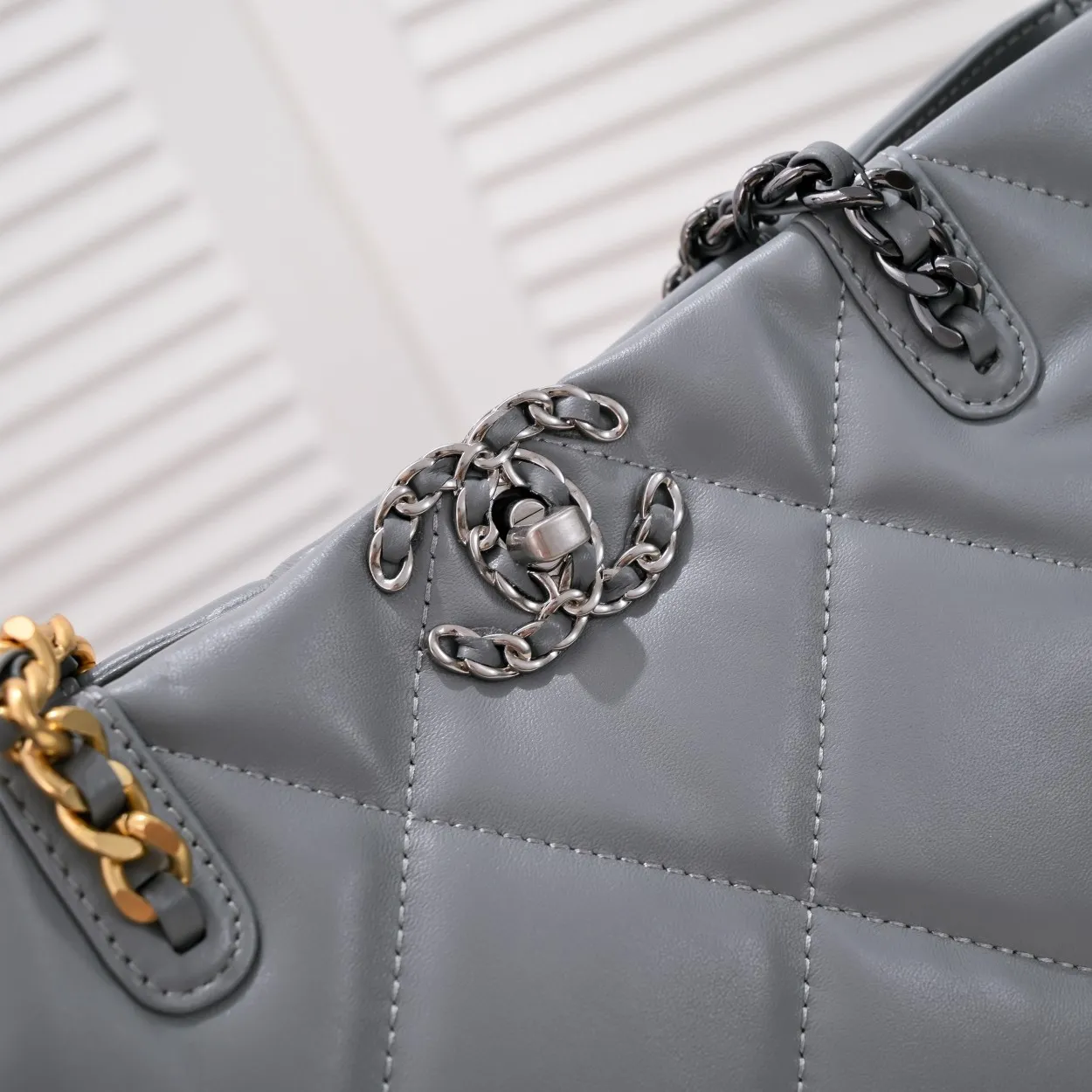 💰460￥Small size𝗖𝗛𝗔𝗡𝗘𝗟 𝟮𝟮𝗕 19𝑩𝑨𝑮 𝑻𝒐𝒕𝒆black gold Italian 🇮🇹 first-class [GR] lambskin🐑, feels delicate and soft, classic diamond pattern design is matched with leather-clad metal chains, gold has a high-end feel, this season's most classic black gold design, gathers all the elements of 19, super exquisite, soft and glutinous, a big bag of fried chicken is practical, deconstructs the classic bag shape, reshapes the trend and fashion, it is eye-catching, and it will last forever. Coding: 9091 Size: 38*22*8cm