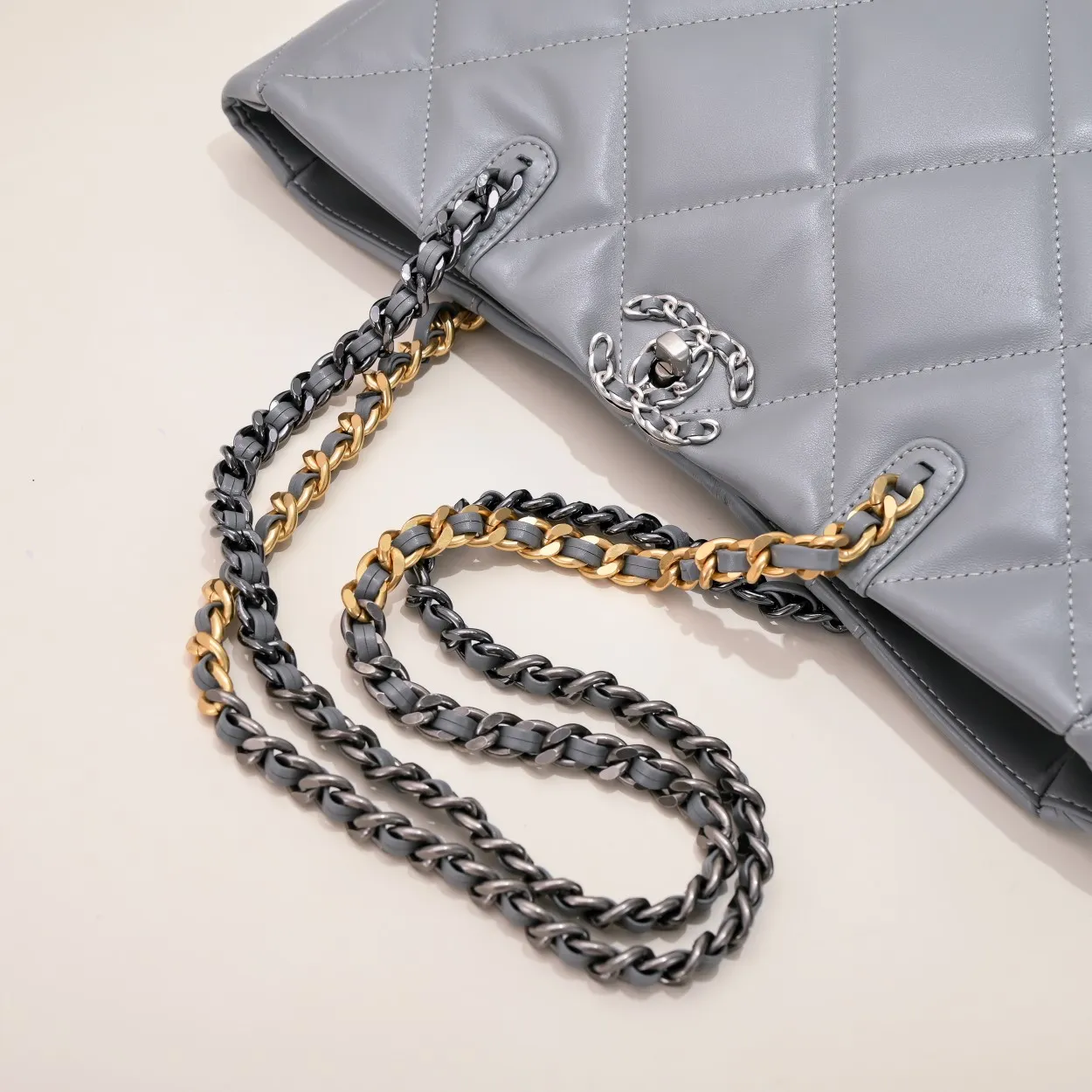 💰460￥Small size𝗖𝗛𝗔𝗡𝗘𝗟 𝟮𝟮𝗕 19𝑩𝑨𝑮 𝑻𝒐𝒕𝒆black gold Italian 🇮🇹 first-class [GR] lambskin🐑, feels delicate and soft, classic diamond pattern design is matched with leather-clad metal chains, gold has a high-end feel, this season's most classic black gold design, gathers all the elements of 19, super exquisite, soft and glutinous, a big bag of fried chicken is practical, deconstructs the classic bag shape, reshapes the trend and fashion, it is eye-catching, and it will last forever. Coding: 9091 Size: 38*22*8cm