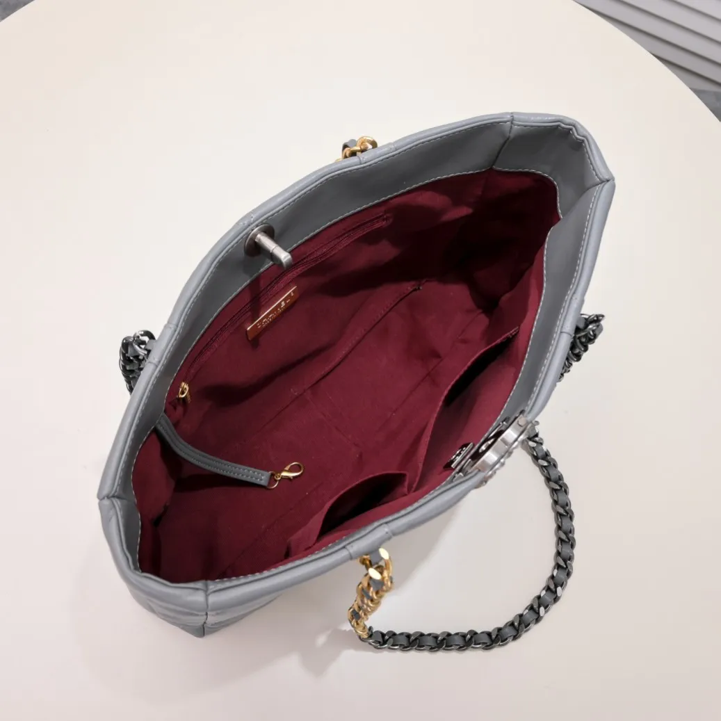 💰460￥Small size𝗖𝗛𝗔𝗡𝗘𝗟 𝟮𝟮𝗕 19𝑩𝑨𝑮 𝑻𝒐𝒕𝒆black gold Italian 🇮🇹 first-class [GR] lambskin🐑, feels delicate and soft, classic diamond pattern design is matched with leather-clad metal chains, gold has a high-end feel, this season's most classic black gold design, gathers all the elements of 19, super exquisite, soft and glutinous, a big bag of fried chicken is practical, deconstructs the classic bag shape, reshapes the trend and fashion, it is eye-catching, and it will last forever. Coding: 9091 Size: 38*22*8cm