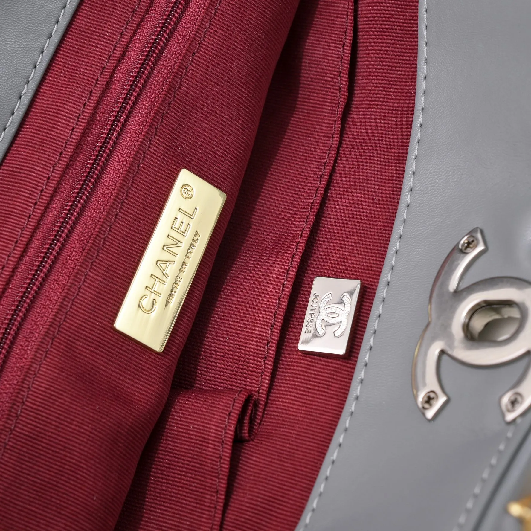 💰460￥Small size𝗖𝗛𝗔𝗡𝗘𝗟 𝟮𝟮𝗕 19𝑩𝑨𝑮 𝑻𝒐𝒕𝒆black gold Italian 🇮🇹 first-class [GR] lambskin🐑, feels delicate and soft, classic diamond pattern design is matched with leather-clad metal chains, gold has a high-end feel, this season's most classic black gold design, gathers all the elements of 19, super exquisite, soft and glutinous, a big bag of fried chicken is practical, deconstructs the classic bag shape, reshapes the trend and fashion, it is eye-catching, and it will last forever. Coding: 9091 Size: 38*22*8cm