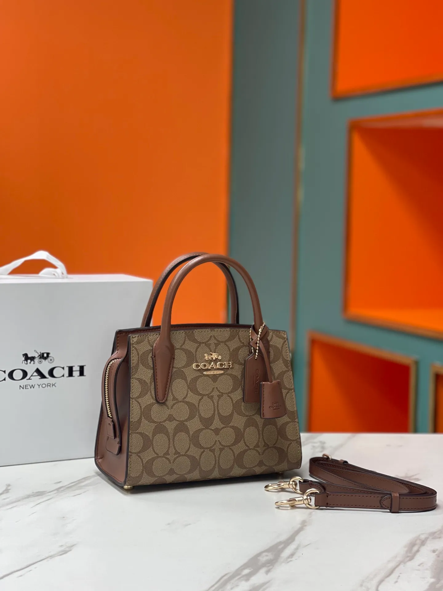 Batch 440💰COACH/Coach new model CP266 January new Andrea Diana bag, versatile bag for autumn and winter. Classic color matching, versatile style, timeless Diana bag, can be easily used and matched as a hand-held crossbody. The zipper design protects items from falling out. It is not too large but has a pleasant capacity, which is sufficient and easy to carry. Size 22X16.5X11.5