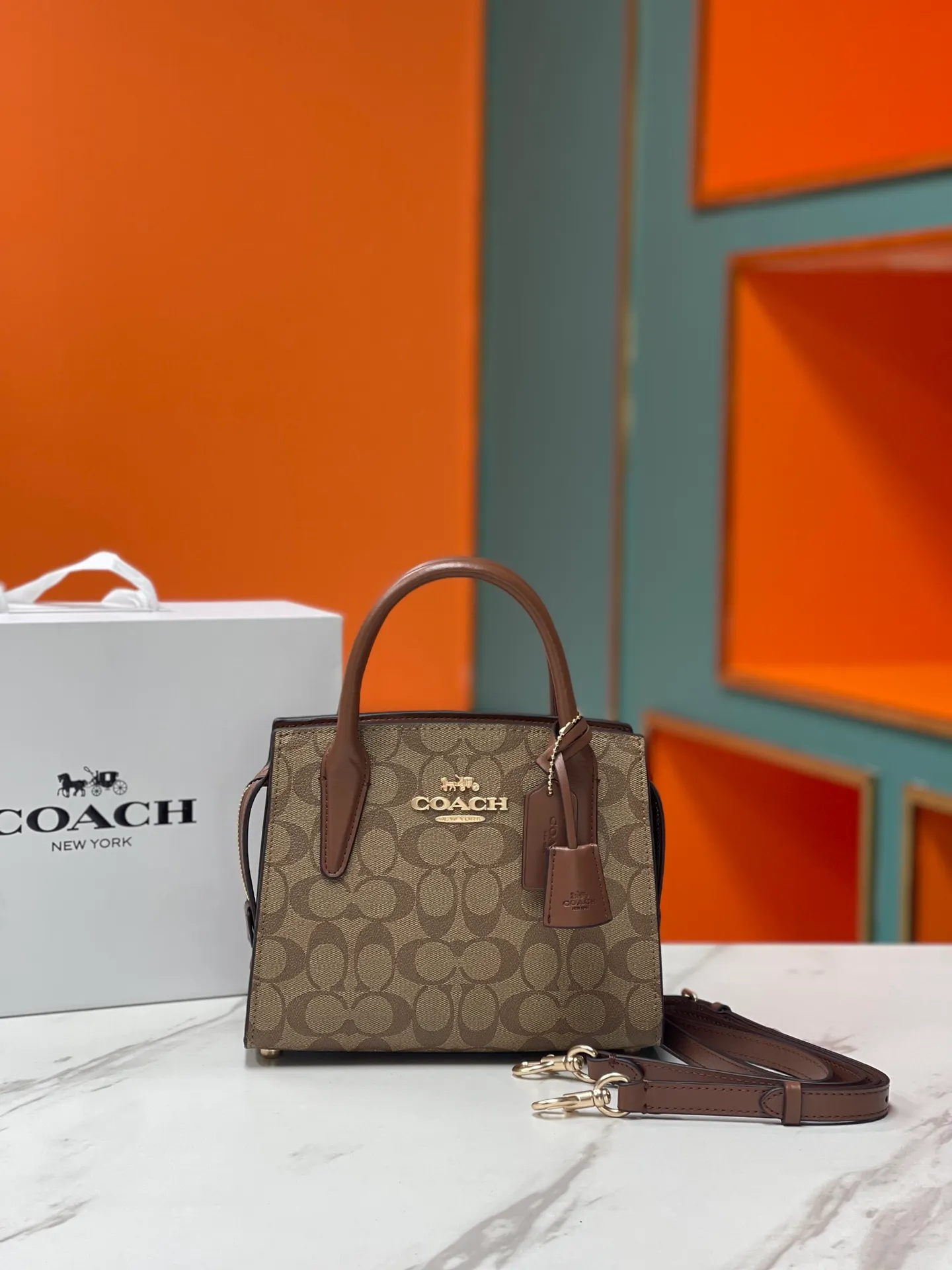 Batch 440💰COACH/Coach new model CP266 January new Andrea Diana bag, versatile bag for autumn and winter. Classic color matching, versatile style, timeless Diana bag, can be easily used and matched as a hand-held crossbody. The zipper design protects items from falling out. It is not too large but has a pleasant capacity, which is sufficient and easy to carry. Size 22X16.5X11.5