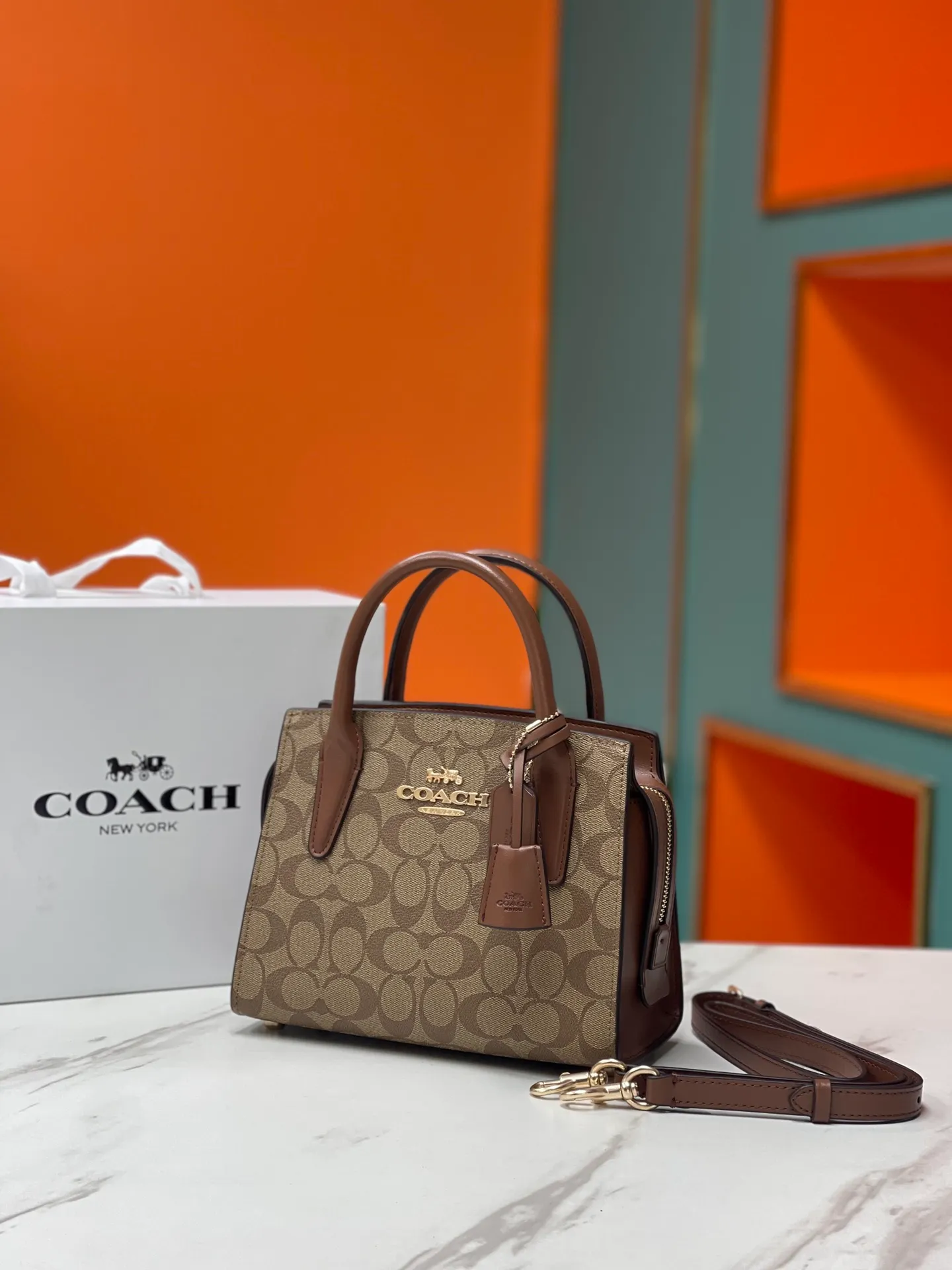 Batch 440💰COACH/Coach new model CP266 January new Andrea Diana bag, versatile bag for autumn and winter. Classic color matching, versatile style, timeless Diana bag, can be easily used and matched as a hand-held crossbody. The zipper design protects items from falling out. It is not too large but has a pleasant capacity, which is sufficient and easy to carry. Size 22X16.5X11.5
