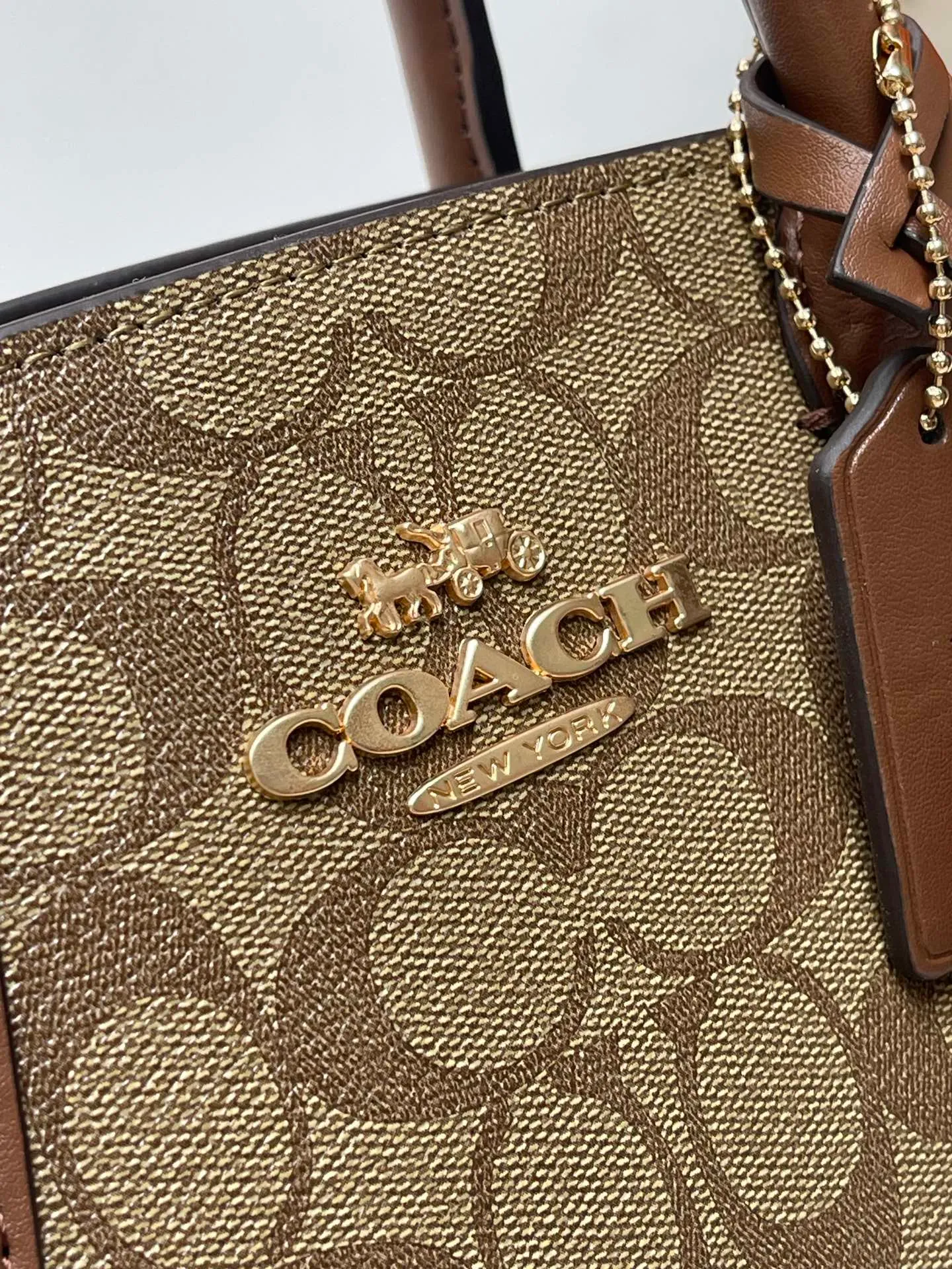 Batch 440💰COACH/Coach new model CP266 January new Andrea Diana bag, versatile bag for autumn and winter. Classic color matching, versatile style, timeless Diana bag, can be easily used and matched as a hand-held crossbody. The zipper design protects items from falling out. It is not too large but has a pleasant capacity, which is sufficient and easy to carry. Size 22X16.5X11.5