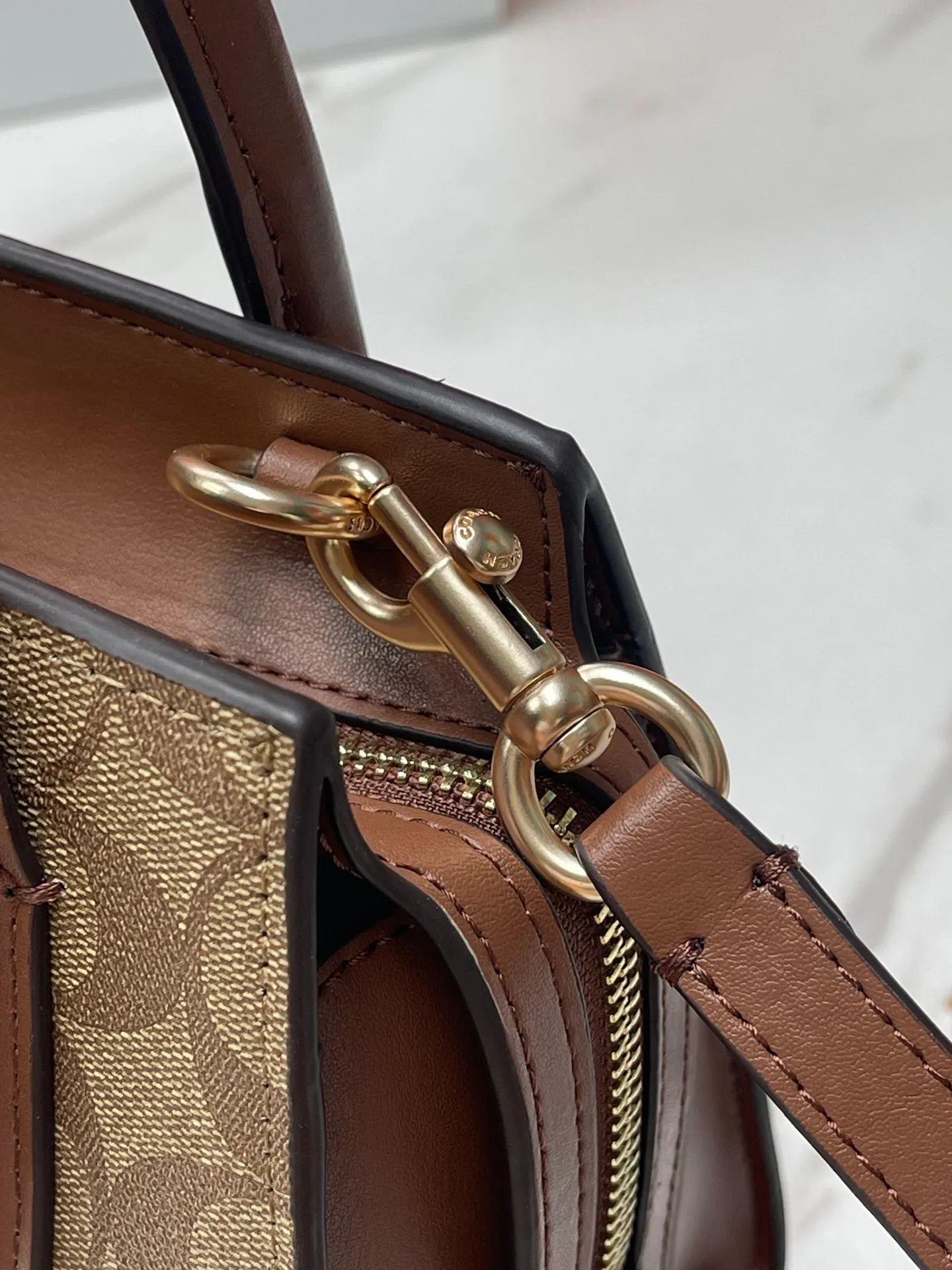 Batch 440💰COACH/Coach new model CP266 January new Andrea Diana bag, versatile bag for autumn and winter. Classic color matching, versatile style, timeless Diana bag, can be easily used and matched as a hand-held crossbody. The zipper design protects items from falling out. It is not too large but has a pleasant capacity, which is sufficient and easy to carry. Size 22X16.5X11.5