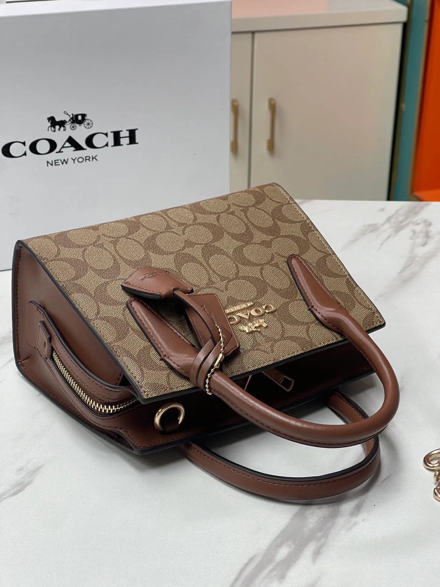 Batch 440💰COACH/Coach new model CP266 January new Andrea Diana bag, versatile bag for autumn and winter. Classic color matching, versatile style, timeless Diana bag, can be easily used and matched as a hand-held crossbody. The zipper design protects items from falling out. It is not too large but has a pleasant capacity, which is sufficient and easy to carry. Size 22X16.5X11.5