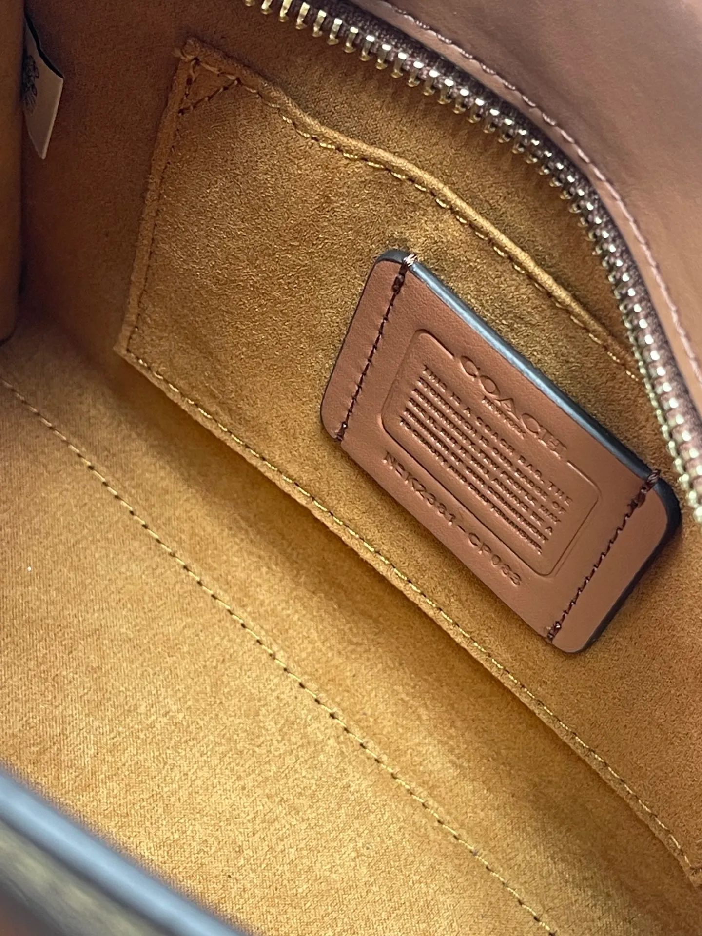 Batch 440💰COACH/Coach new model CP266 January new Andrea Diana bag, versatile bag for autumn and winter. Classic color matching, versatile style, timeless Diana bag, can be easily used and matched as a hand-held crossbody. The zipper design protects items from falling out. It is not too large but has a pleasant capacity, which is sufficient and easy to carry. Size 22X16.5X11.5
