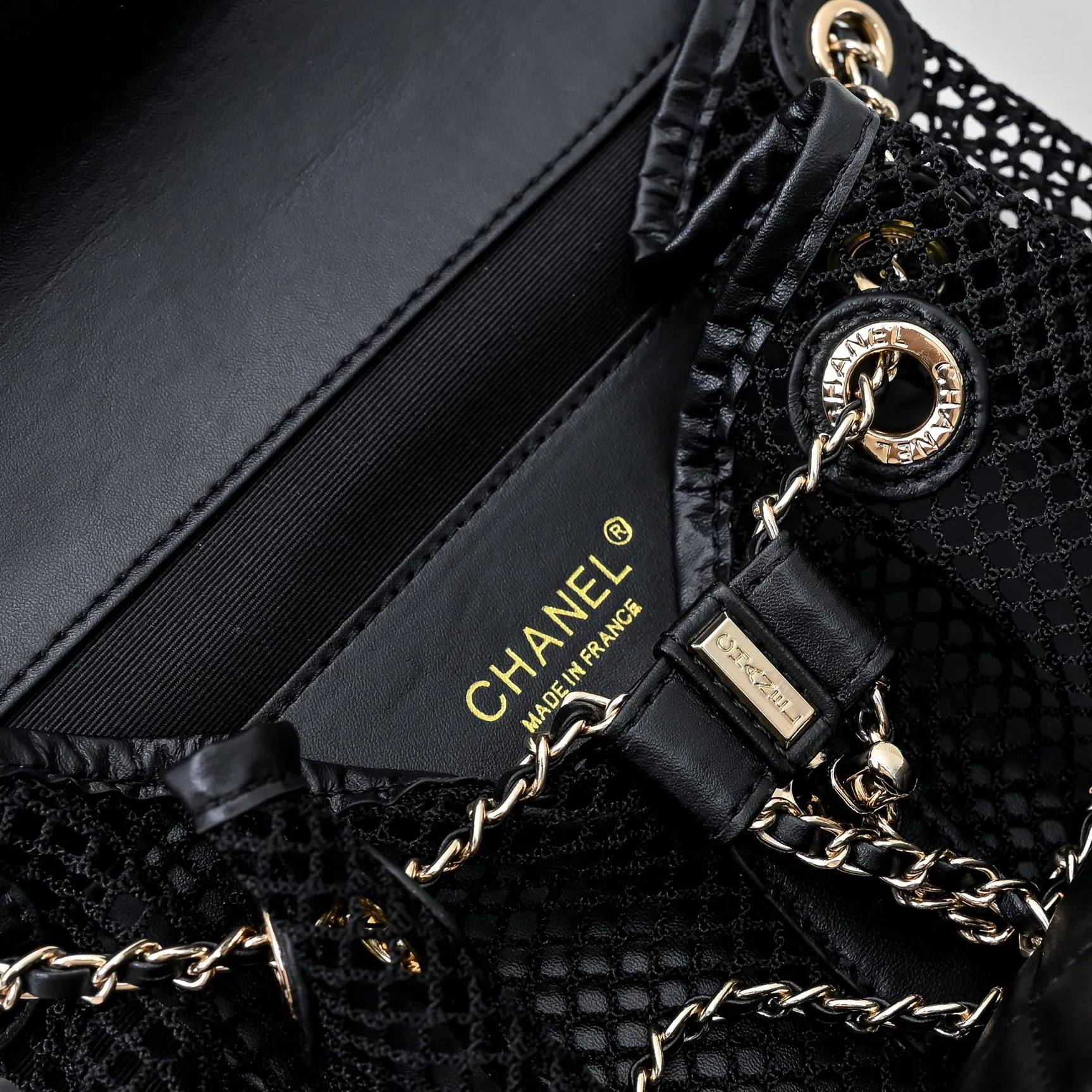 💰500￥👑CHANEL25S hot spring and summer series🔥Chanel fishnet gauze bag uses hollow mesh, metal weaving/sheepskin mesh and other materials to create a light and breathable mesh bag effect. The classic rhombus and personalized mesh! The conflicting aesthetics make it look summery at a glance. Tian~ The back is not only for carrying items, but also a fashion benchmark for walking on the street. √ Makes you the center of attention easily. It can be carried on one shoulder, both shoulders, or by hand! The capacity is enough for commuting and traveling. It is definitely a considerate companion for your travels! Size: 26x25cm, style number: 1233