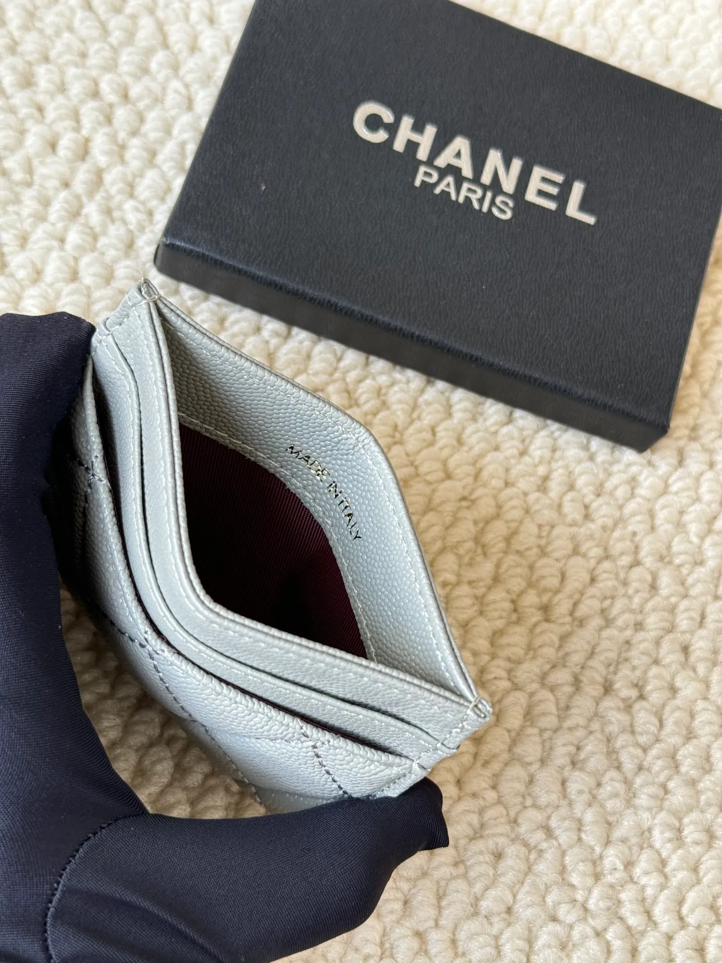 💰100 chanel model: 3188 22k embossed lgo large double C hardware, official website 2023 latest 🆕card holder, caviar medium ball grain cowhide, anti-scratch, super glossy, 3 card slots each put a card, you can also put a card + a few coins in the middle Size: 10cm