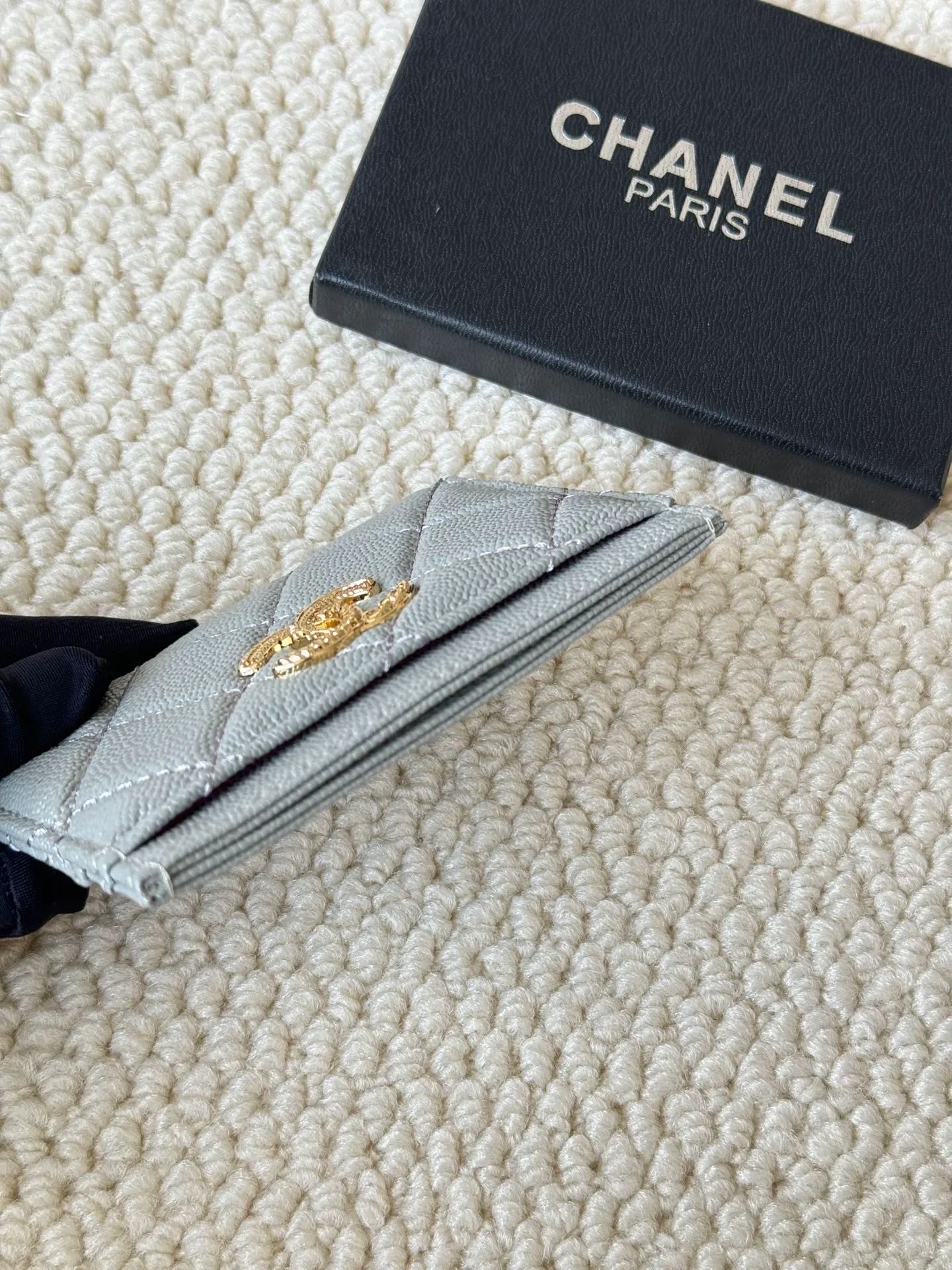 💰100 chanel model: 3188 22k embossed lgo large double C hardware, official website 2023 latest 🆕card holder, caviar medium ball grain cowhide, anti-scratch, super glossy, 3 card slots each put a card, you can also put a card + a few coins in the middle Size: 10cm
