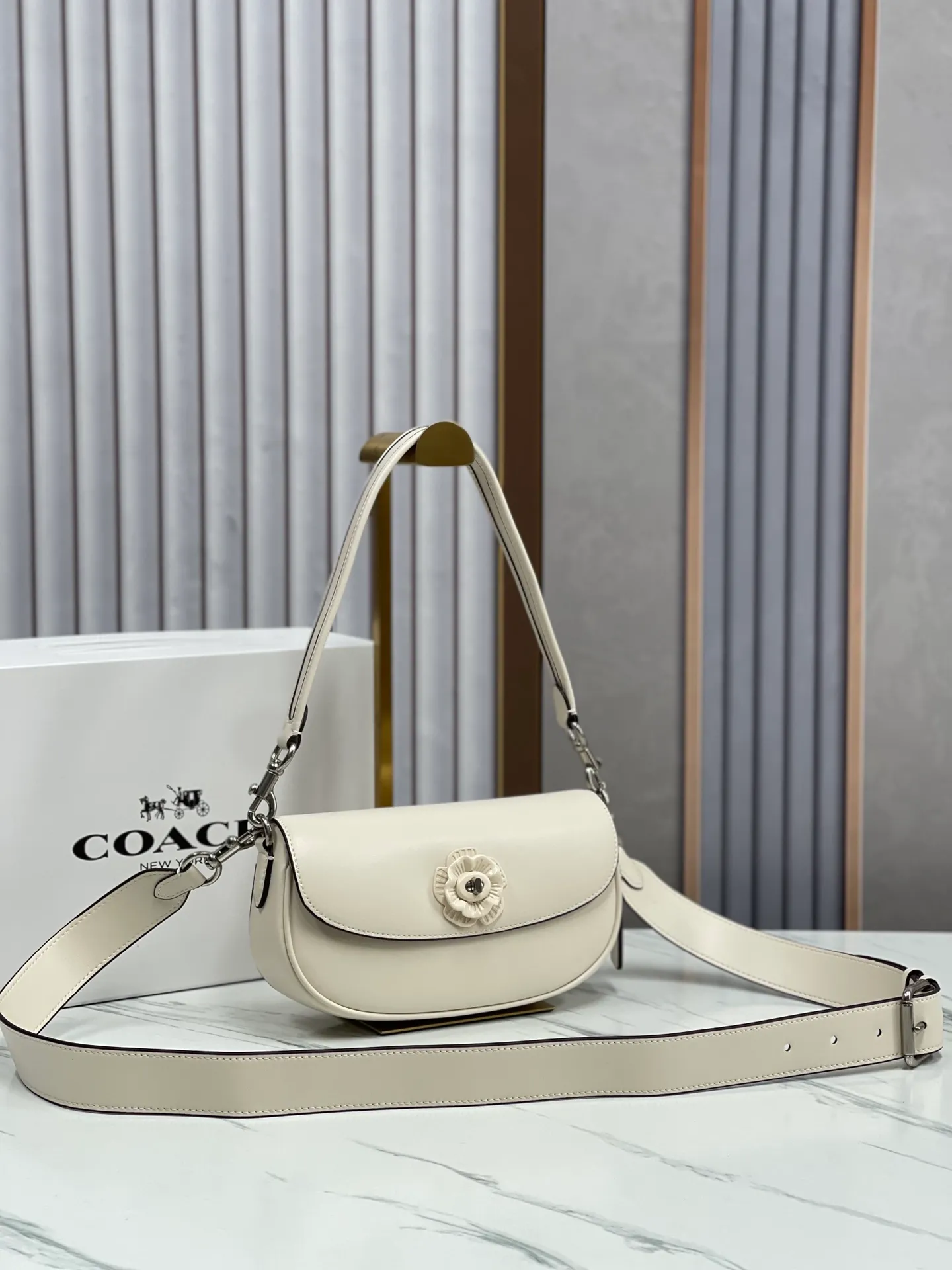 Batch 440💰coach/Coach new women's saddle bag model CU032 shoulder crossbody handbag HARLEY23 retro camellia lock bag armpit bag size: 22*13*5
