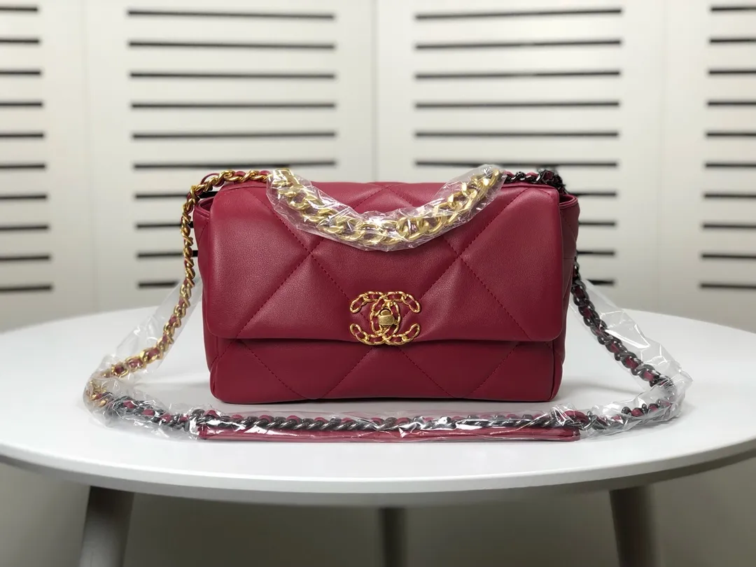 💰370￥Chanel’s latest hot model in maroon small size has been shipped📣📣Synchronized with counters🤭Imported cowhide🐂feels very soft. The upper body effect is super good, it can be carried by hand, on one shoulder or cross-body, showing the elegance and charm of women. Hurry up and get it. Style number: 9010. Size: 26*16*10cm.