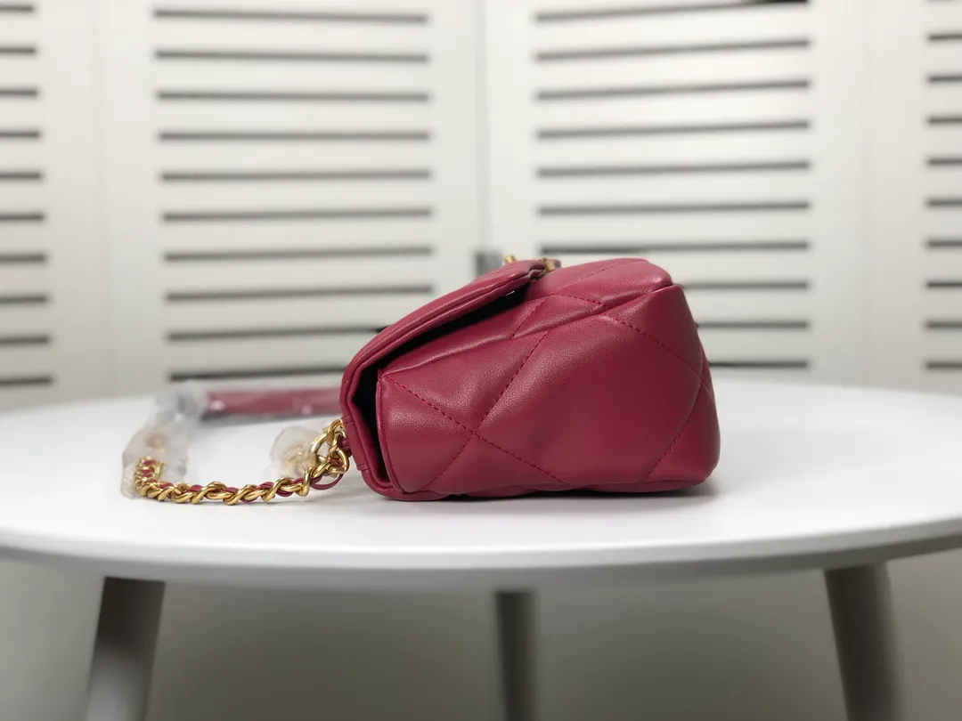 💰370￥Chanel’s latest hot model in maroon small size has been shipped📣📣Synchronized with counters🤭Imported cowhide🐂feels very soft. The upper body effect is super good, it can be carried by hand, on one shoulder or cross-body, showing the elegance and charm of women. Hurry up and get it. Style number: 9010. Size: 26*16*10cm.